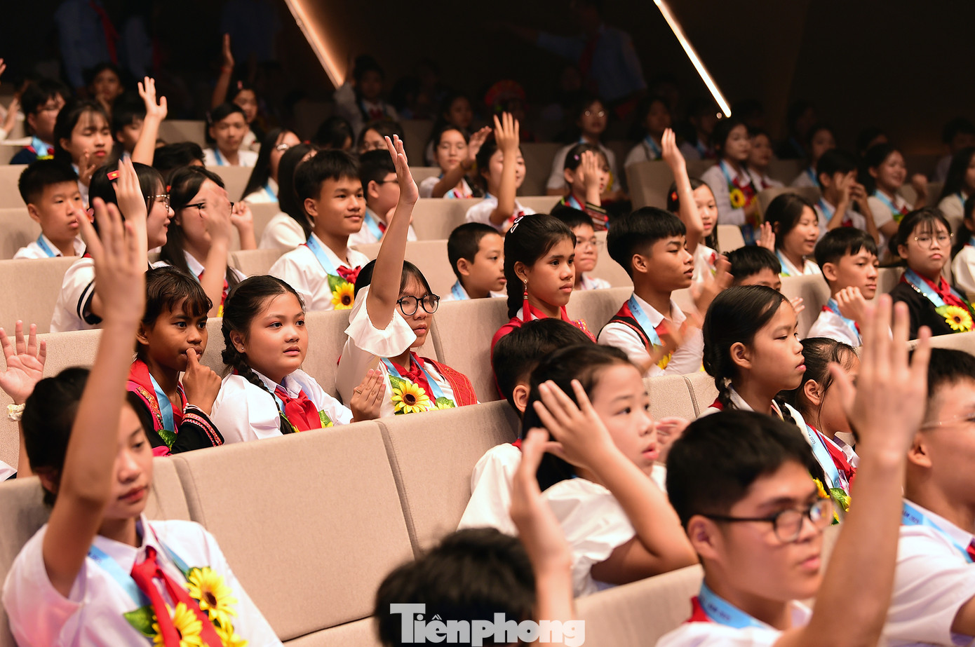 Đại biểu Cháu ngoan Bác Hồ sôi nổi giao lưu cùng khách mời đặc biệt. Đại biểu Cháu ngoan Bác Hồ sôi nổi giao lưu cùng khách mời đặc biệt.