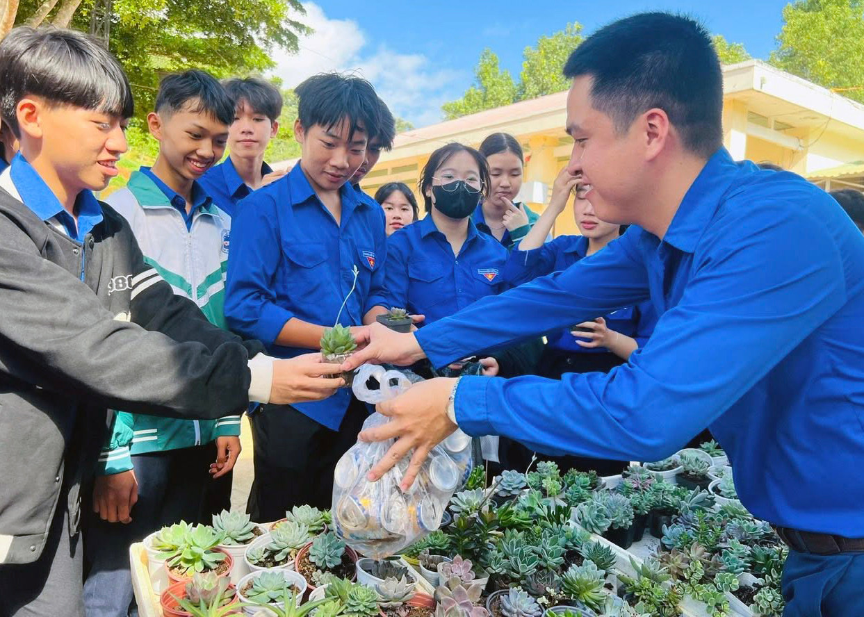 Chiến dịch đặt ra 12 chỉ tiêu trọng tâm về nhiều nội dung, trong đó có bảo vệ môi trường, phòng chống tai nạn thương tích cho trẻ... Ảnh: TĐBG, TĐ Lâm Đồng, Nguyễn Thảo