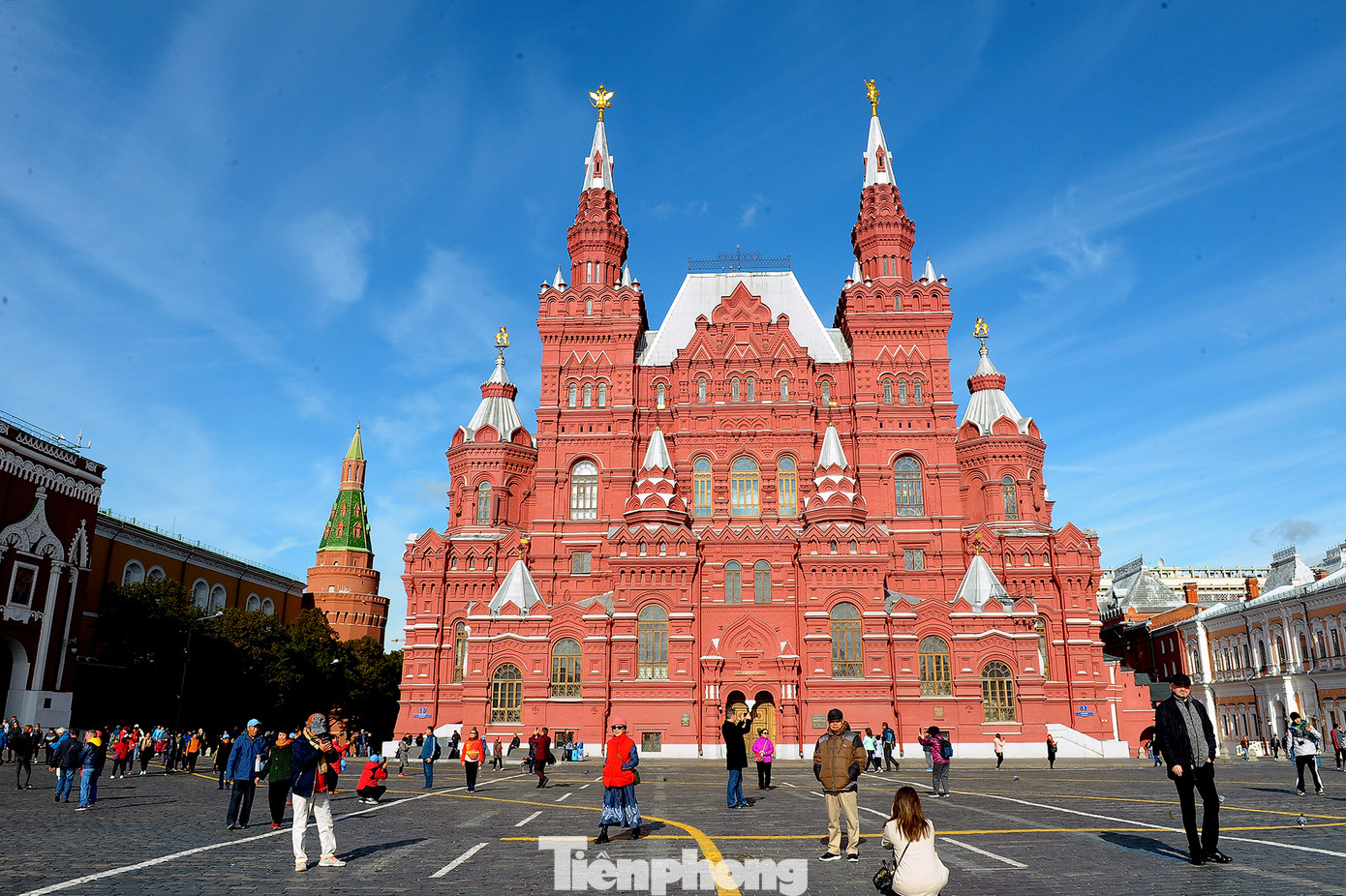 Nhà thờ chính tòa thánh Vasily, Bảo tàng Lịch sử quốc gia Nga, Tháp đồng Hồ Spasskaya thuộc điện Kremlin ở Quảng trường Đỏ. Ảnh: Xuân Tùng