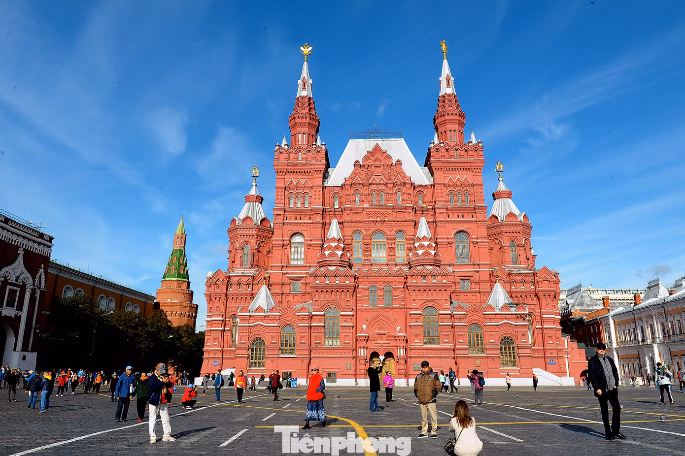 Nhà thờ chính tòa thánh Vasily, Bảo tàng Lịch sử quốc gia Nga, Tháp đồng Hồ Spasskaya thuộc điện Kremlin ở Quảng trường Đỏ. Ảnh: Xuân Tùng