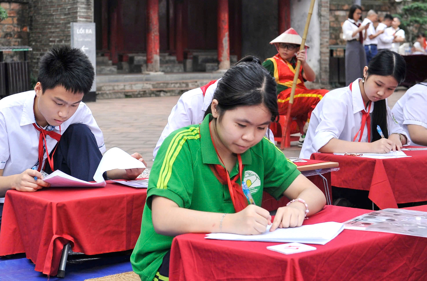 Ở nội dung Bảng vàng ghi danh, các thí sinh làm bài thi cá nhân trong 45 phút ở một trong hai môn thi Toán và Tổ hợp môn Khoa học xã hội (Văn - Sử - Địa). Sau khi hoàn thành bài thi cá nhân, các sĩ tử khối 6,7,8 tiếp tục di chuyển đến khu vực Vườn ươm của Văn Miếu - Quốc Tử Giám để tham phần thi đồng đội.