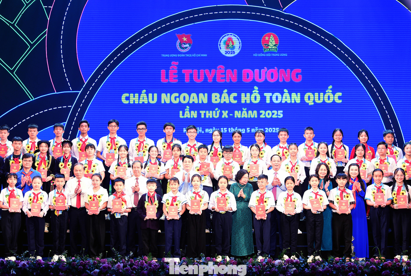 Chủ tịch nước Lương Cường, cùng các đồng chí lãnh đạo tuyên dương, chụp ảnh lưu niệm cùng 500 đại biểu Cháu ngoan Bác Hồ toàn quốc. Ảnh: Xuân Tùng Chủ tịch nước Lương Cường, cùng các đồng chí lãnh đạo tuyên dương, chụp ảnh lưu niệm cùng 500 đại biểu Cháu ngoan Bác Hồ toàn quốc. Ảnh: Xuân Tùng