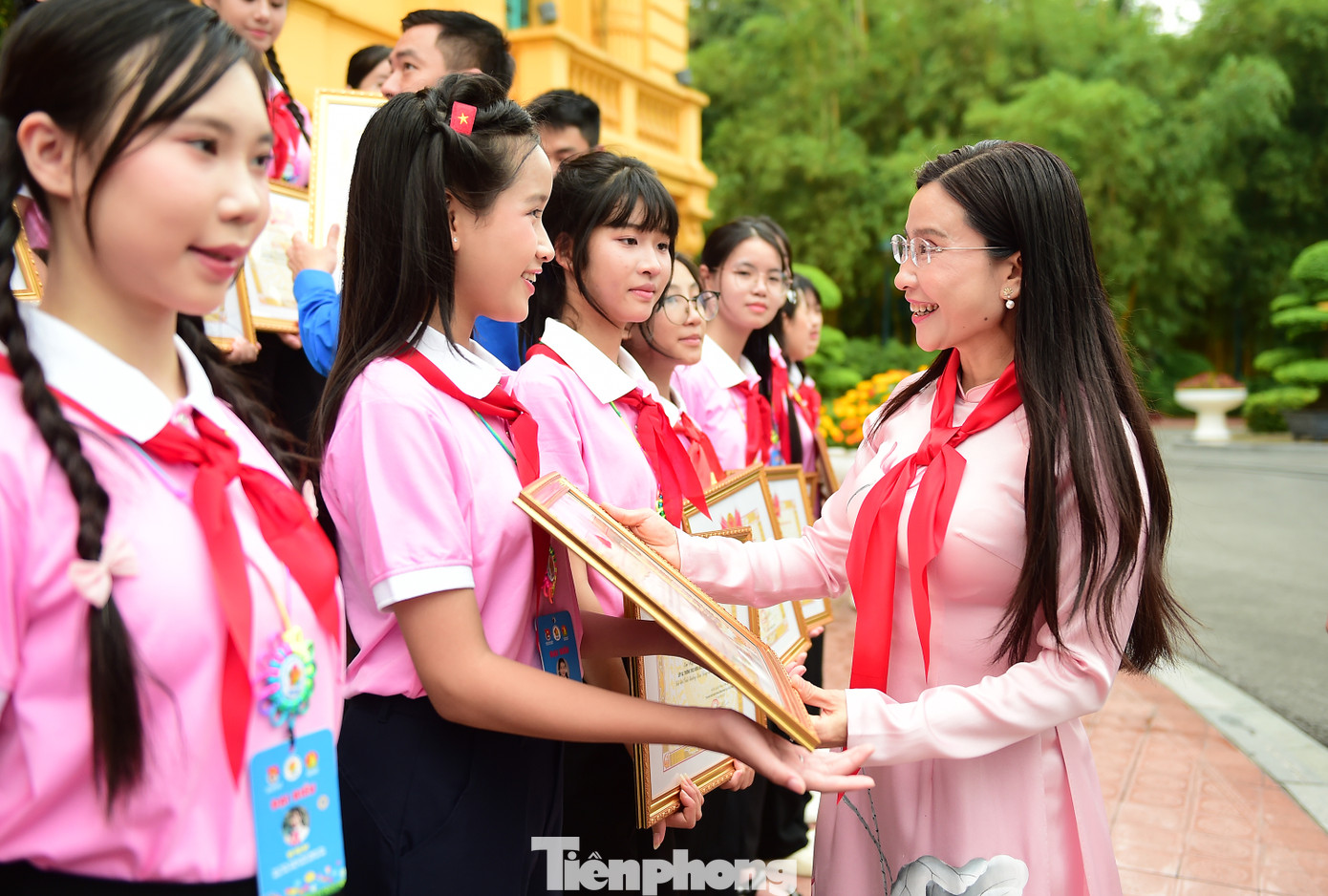 Dự chương trình có chị Nguyễn Phạm Duy Trang - Bí thư T.Ư Đoàn, Chủ tịch Hội đồng Đội Trung ương; anh Lê Hải Long - Ủy viên Ban Thường vụ, Trưởng ban Công tác Thiếu nhi T.Ư Đoàn, Phó Chủ tịch thường trực Hội đồng Đội Trung ương. (Trong ảnh, chị Nguyễn Phạm Duy Trang trao tặng Bằng khen của T.Ư Đoàn cho các đội viên xuất sắc đạt Giải thưởng Kim Đồng). Ảnh: Xuân Tùng Dự chương trình có chị Nguyễn Phạm Duy Trang - Bí thư T.Ư Đoàn, Chủ tịch Hội đồng Đội Trung ương; anh Lê Hải Long - Ủy viên Ban Thường vụ, Trưởng ban Công tác Thiếu nhi T.Ư Đoàn, Phó Chủ tịch thường trực Hội đồng Đội Trung ương. (Trong ảnh, chị Nguyễn Phạm Duy Trang trao tặng Bằng khen của T.Ư Đoàn cho các đội viên xuất sắc đạt Giải thưởng Kim Đồng). Ảnh: Xuân Tùng