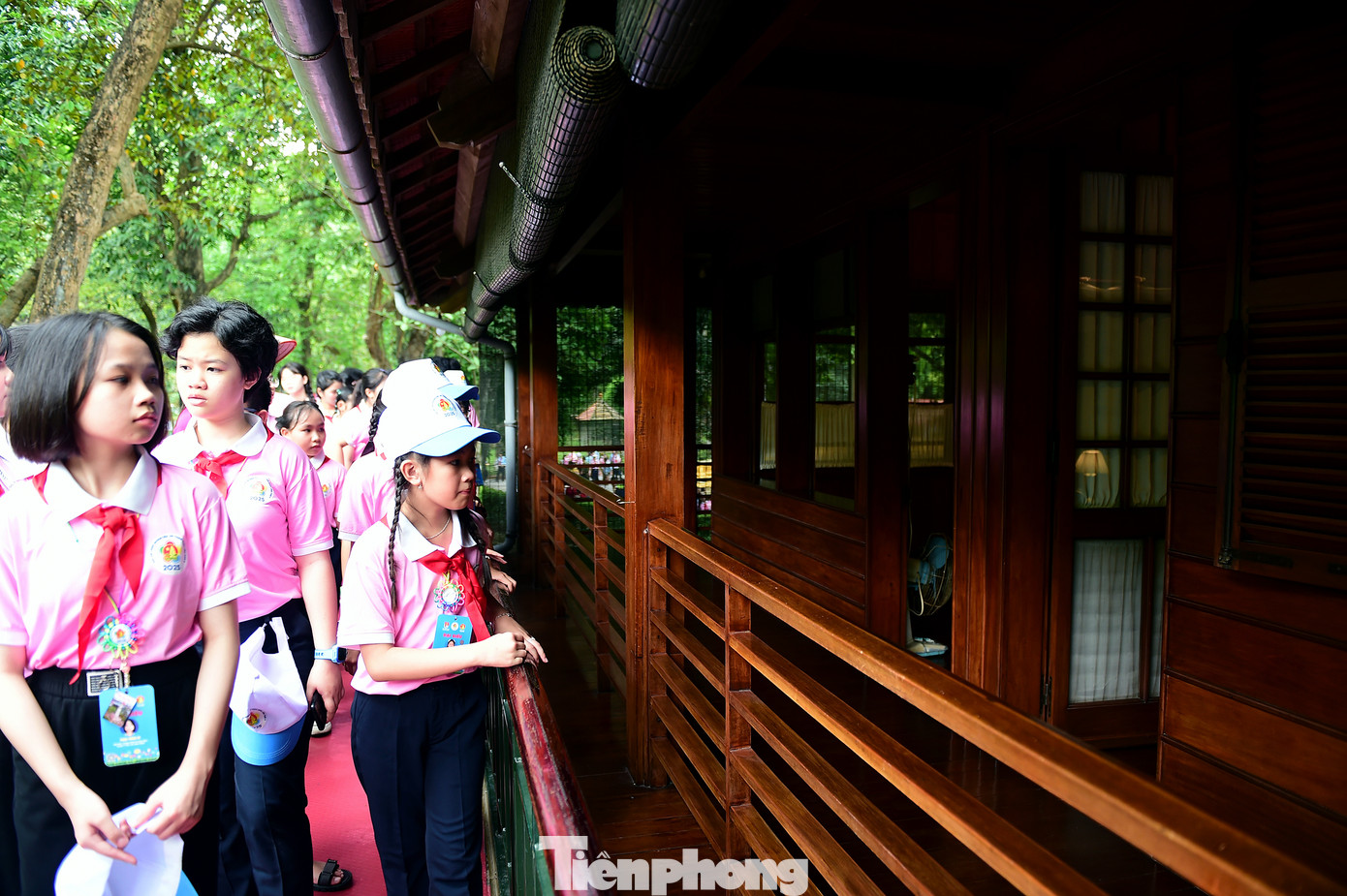 Các em đến từ nhiều vùng miền của Tổ quốc. Với nhiều em, đây là lần đầu tiên đến thăm nơi ở, nơi làm việc của Bác Hồ, được ngắm nhìn Nhà sàn, Ao cá Bác Hồ... mà trước đây đã biết đến qua nhiều trang sách, câu chuyện kể về Người.