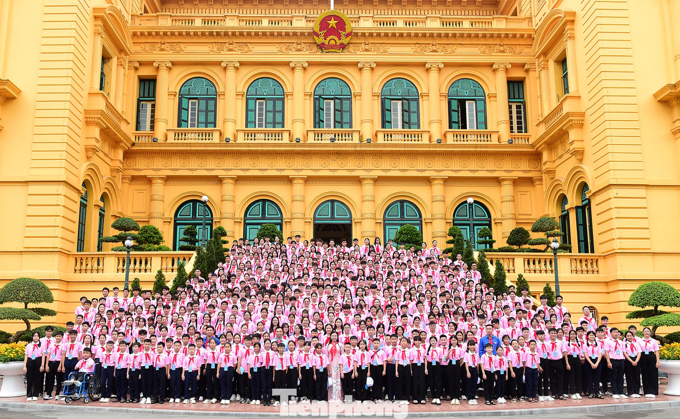 Ngày 14/5, Đại hội Cháu ngoan Bác Hồ toàn quốc lần thứ X năm 2025 diễn ra nhiều hoạt động ý nghĩa tại Thủ đô Hà Nội: Lễ báo công và dâng hoa, vào Lăng viếng Chủ tịch Hồ Chí Minh; thăm Phủ Chủ tịch và Khu di tích Chủ tịch Hồ Chí Minh, Bảo tàng Hồ Chí Minh. Ảnh: Xuân Tùng