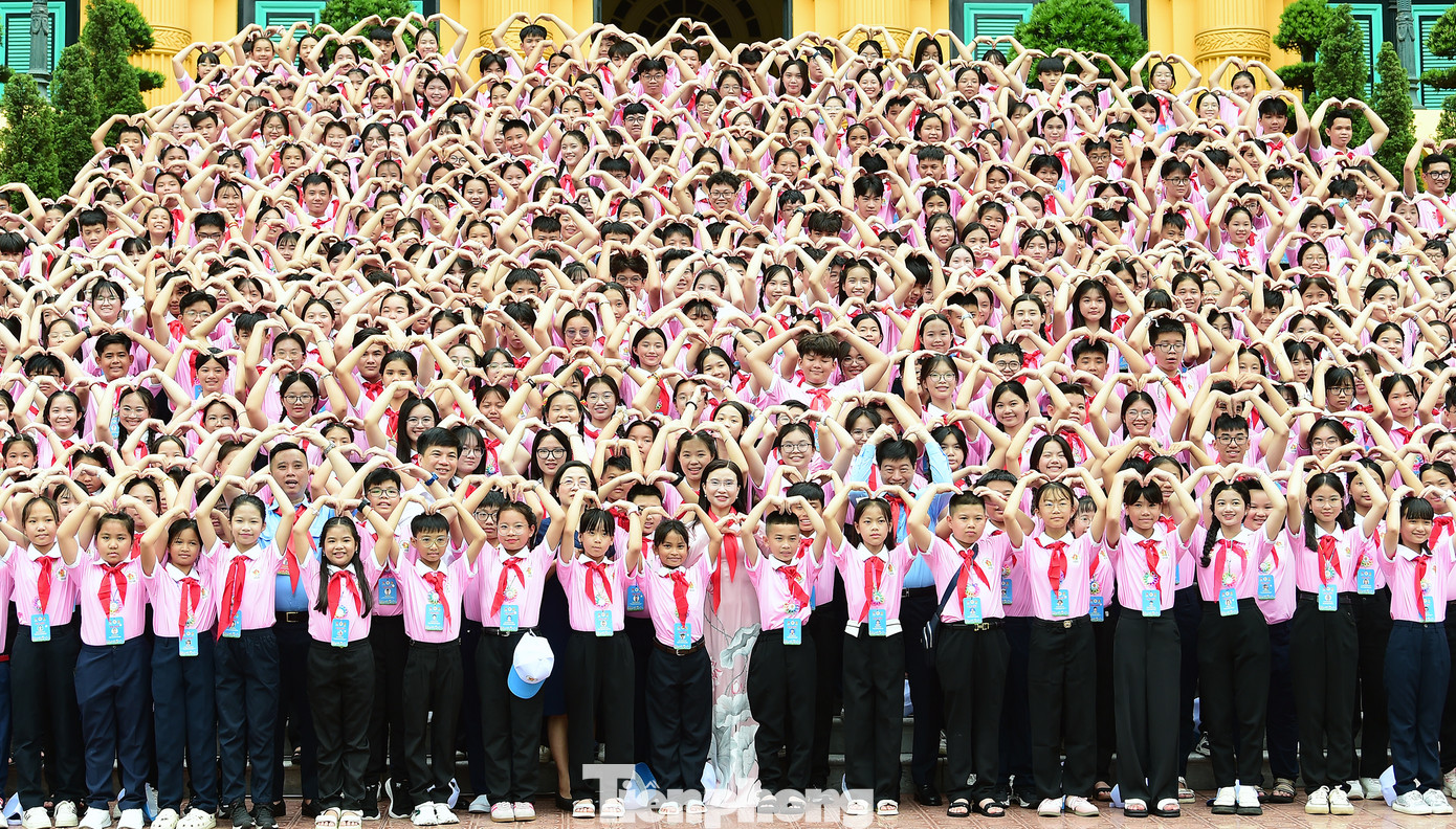Tại Đại hội lần này, có 45 em đạt giải thưởng Kim Đồng năm học 2024 - 2025, trong đó 44 là đại biểu dự Đại hội Cháu ngoan Bác Hồ toàn quốc lần thứ X - năm 2025 và 1 em cán bộ chỉ huy Đội Thành phố Hà Nội. 76 em còn lại Hội đồng Đội Trung ương ủy quyền cho Hội đồng Đội các tỉnh, thành phố trao cho các em tại địa phương. Ảnh: Xuân Tùng Tại Đại hội lần này, có 45 em đạt giải thưởng Kim Đồng năm học 2024 - 2025, trong đó 44 là đại biểu dự Đại hội Cháu ngoan Bác Hồ toàn quốc lần thứ X - năm 2025 và 1 em cán bộ chỉ huy Đội Thành phố Hà Nội. 76 em còn lại Hội đồng Đội Trung ương ủy quyền cho Hội đồng Đội các tỉnh, thành phố trao cho các em tại địa phương. Ảnh: Xuân Tùng
