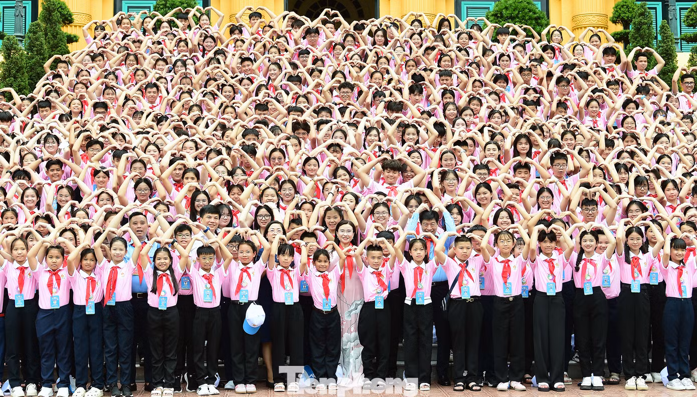 Tại Đại hội lần này, có 45 em đạt giải thưởng Kim Đồng năm học 2024 - 2025, trong đó 44 là đại biểu dự Đại hội Cháu ngoan Bác Hồ toàn quốc lần thứ X - năm 2025 và 1 em cán bộ chỉ huy Đội Thành phố Hà Nội. 76 em còn lại Hội đồng Đội Trung ương ủy quyền cho Hội đồng Đội các tỉnh, thành phố trao cho các em tại địa phương. Ảnh: Xuân Tùng