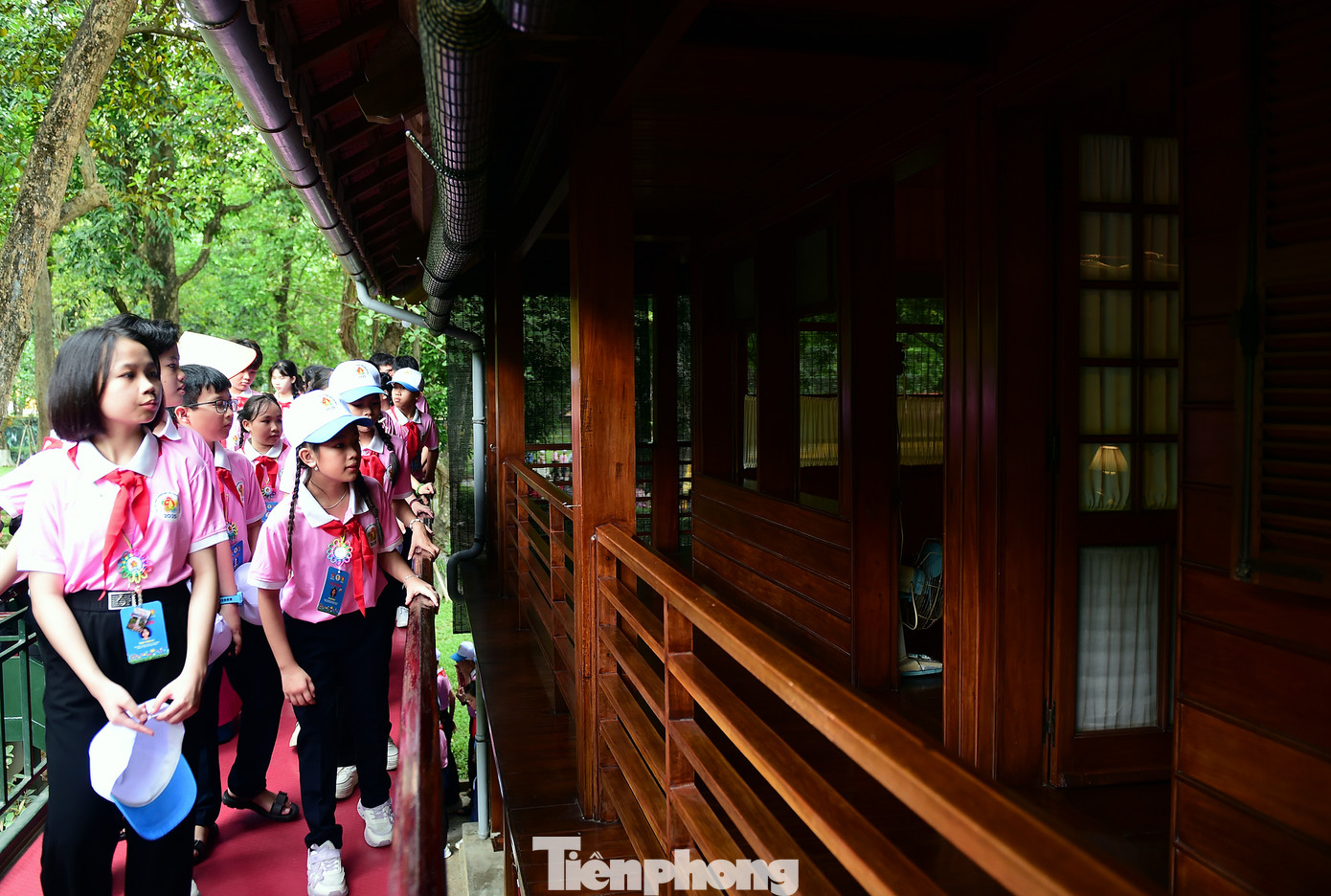 Trên hành trình tham quan đặc biệt ấy, các đại biểu thiếu niên, nhi đồng tiêu biểu đến từ nhiều vùng miền của Tổ quốc đã có dịp hiểu thêm về phong cách, đạo đức của Bác Hồ kính yêu và tình yêu của Người dành cho thiếu niên, nhi đồng; cùng ôn lại "Năm điều Bác Hồ dạy". (Trong ảnh, các đại biểu thăm Nhà sàn Bác Hồ). Ảnh: Xuân Tùng Trên hành trình tham quan đặc biệt ấy, các đại biểu thiếu niên, nhi đồng tiêu biểu đến từ nhiều vùng miền của Tổ quốc đã có dịp hiểu thêm về phong cách, đạo đức của Bác Hồ kính yêu và tình yêu của Người dành cho thiếu niên, nhi đồng; cùng ôn lại "Năm điều Bác Hồ dạy". (Trong ảnh, các đại biểu thăm Nhà sàn Bác Hồ). Ảnh: Xuân Tùng