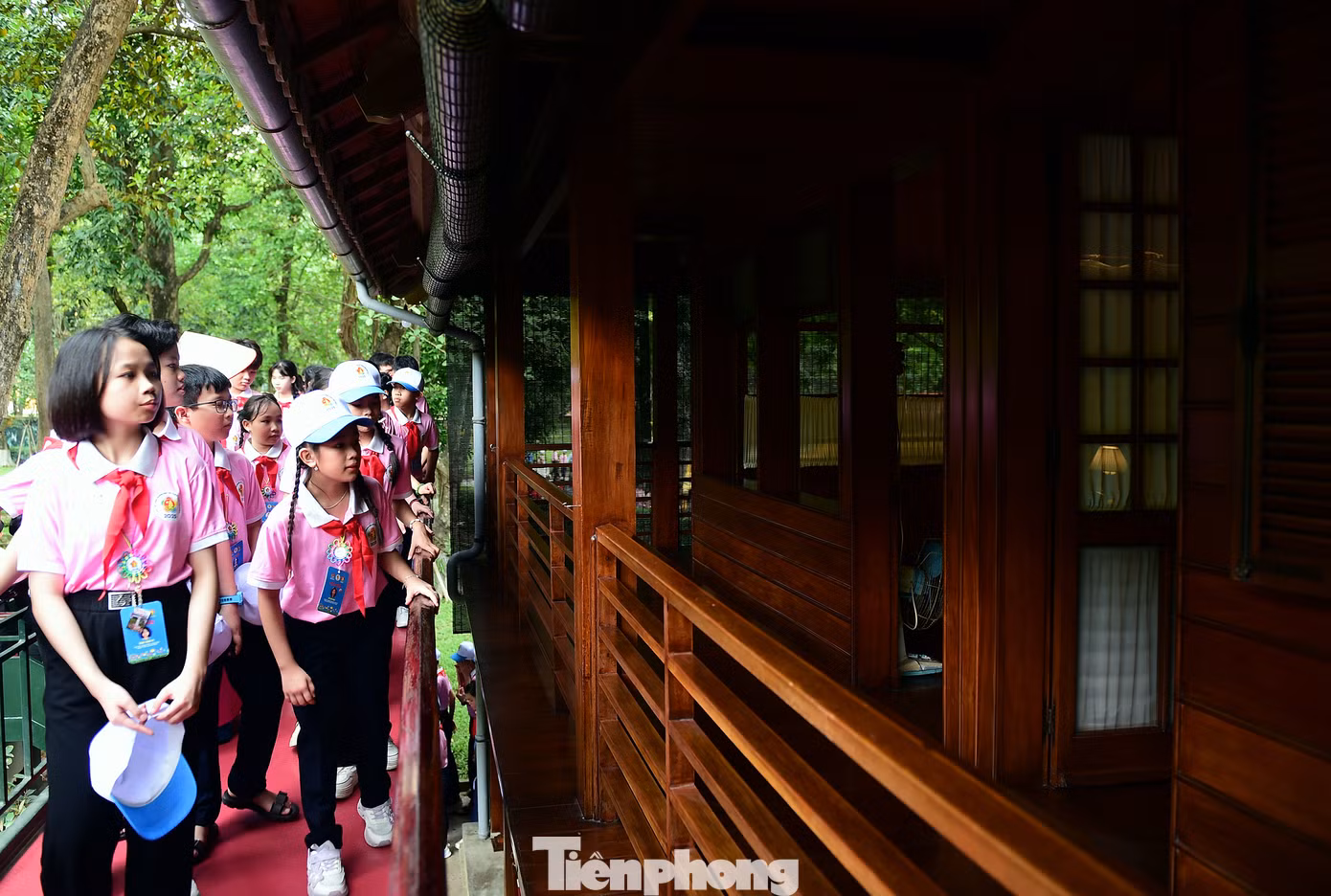 Trên hành trình tham quan đặc biệt ấy, các đại biểu thiếu niên, nhi đồng tiêu biểu đến từ nhiều vùng miền của Tổ quốc đã có dịp hiểu thêm về phong cách, đạo đức của Bác Hồ kính yêu và tình yêu của Người dành cho thiếu niên, nhi đồng; cùng ôn lại "Năm điều Bác Hồ dạy". (Trong ảnh, các đại biểu thăm Nhà sàn Bác Hồ). Ảnh: Xuân Tùng