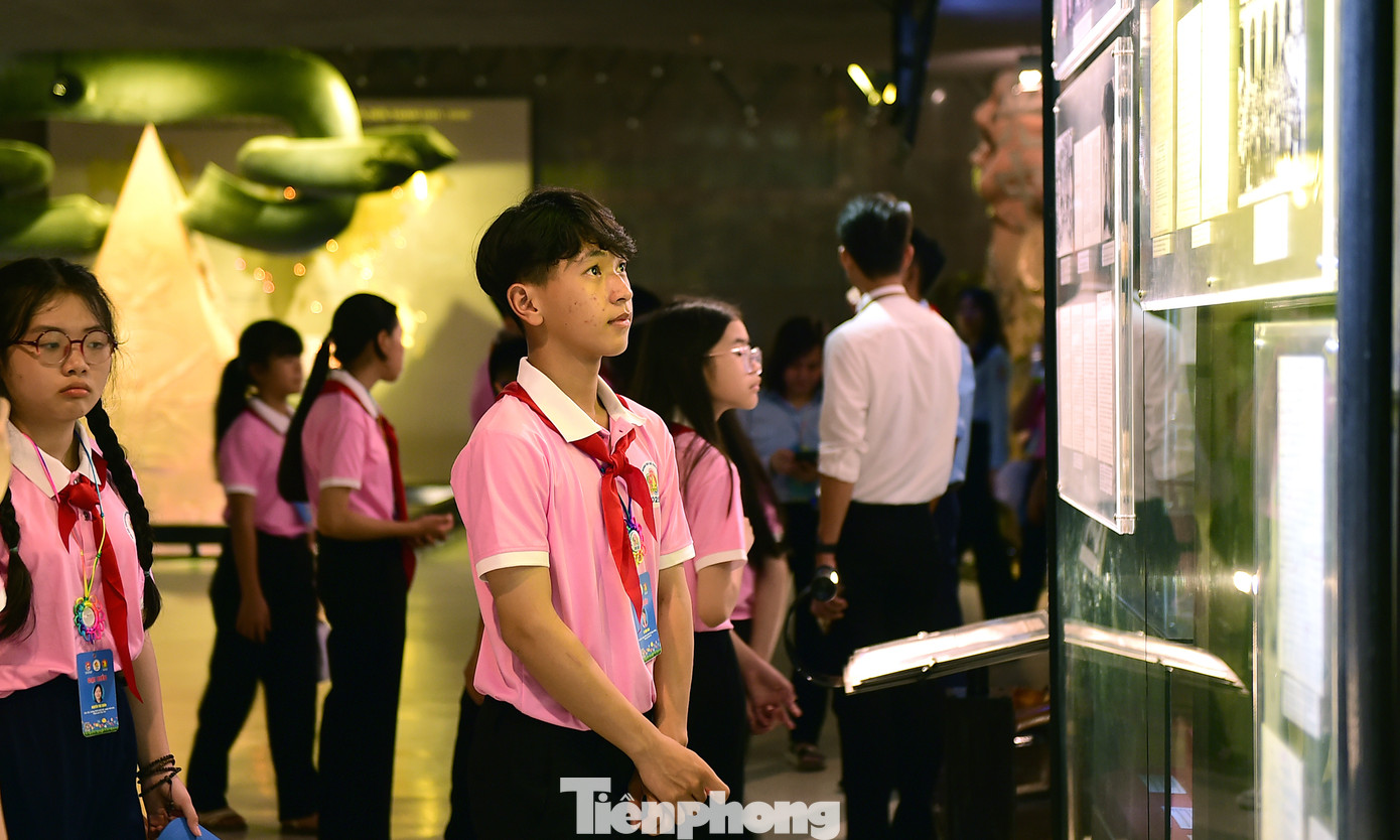 Đến thăm Bảo tàng Hồ Chí Minh, các em thiếu niên nhi đồng tiêu biểu trên cả nước có dịp ngược dòng lịch sử, ôn lại hành trình bôn ba tìm đường cứu nước của Bác; hiểu thêm về cuộc đời, sự nghiệp cách mạng của Người qua nhiều hiện vật, tư liệu quý.