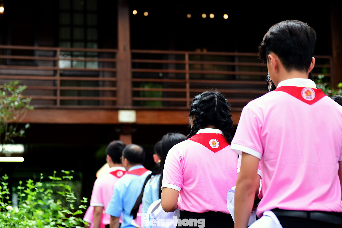 Đoàn đại biểu Đại hội Cháu ngoan Bác Hồ toàn quốc lần thứ X, năm 2025 đã đến thăm và được nghe giới thiệu về nơi ở, nơi làm việc của Chủ tịch Hồ Chí Minh kính yêu trong Khu di tích, như Nhà sàn, Ao cá.