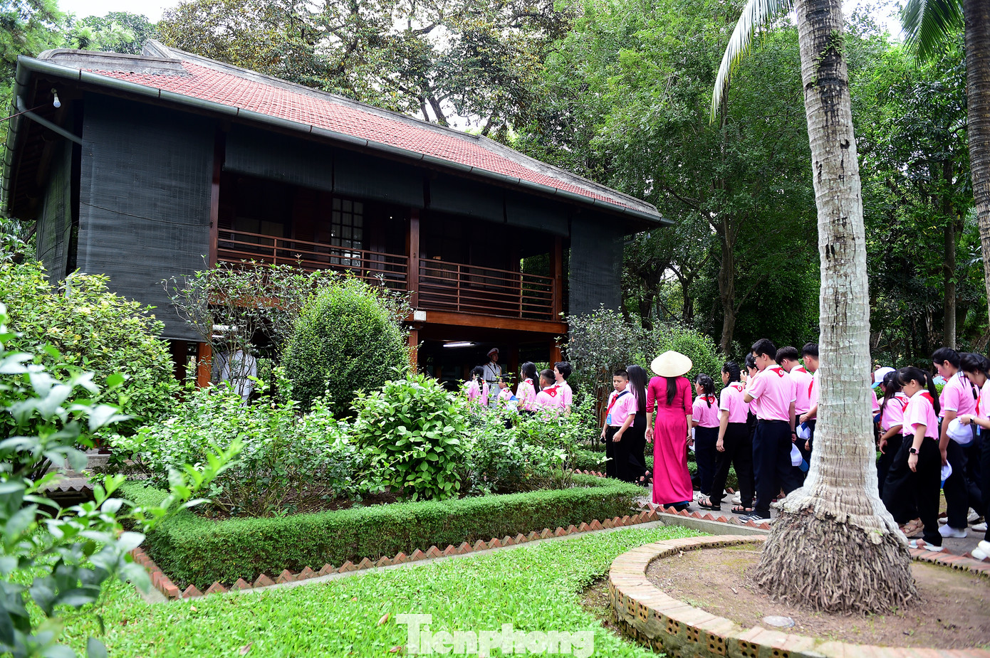 Đoàn đại biểu Đại hội Cháu ngoan Bác Hồ toàn quốc lần thứ X, năm 2025 đã đến thăm và được nghe giới thiệu về nơi ở, nơi làm việc của Chủ tịch Hồ Chí Minh kính yêu trong Khu di tích, như Nhà sàn, Ao cá.