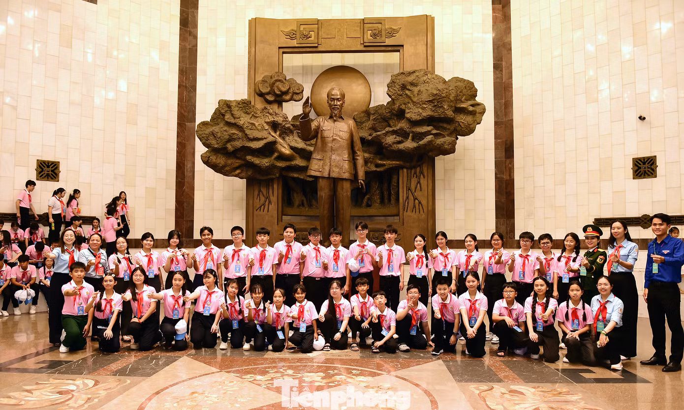 Các đại biểu dự Đại hội Cháu ngoan Bác Hồ toàn quốc lần thứ X năm 2025 đã thăm Bảo tàng Hồ Chí Minh - nơi quan trọng gìn giữ và trưng bày nhiều hiện vật và tư liệu quý về cuộc đời của Bác. Ảnh: Xuân Tùng