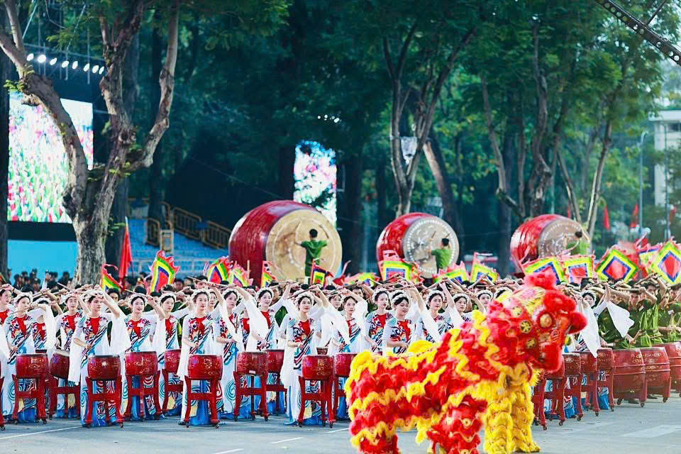 Thanh âm dàn trống sấm là một trong những điểm nhấn, tạo khí thế cho tiết mục. Ảnh: NVCC