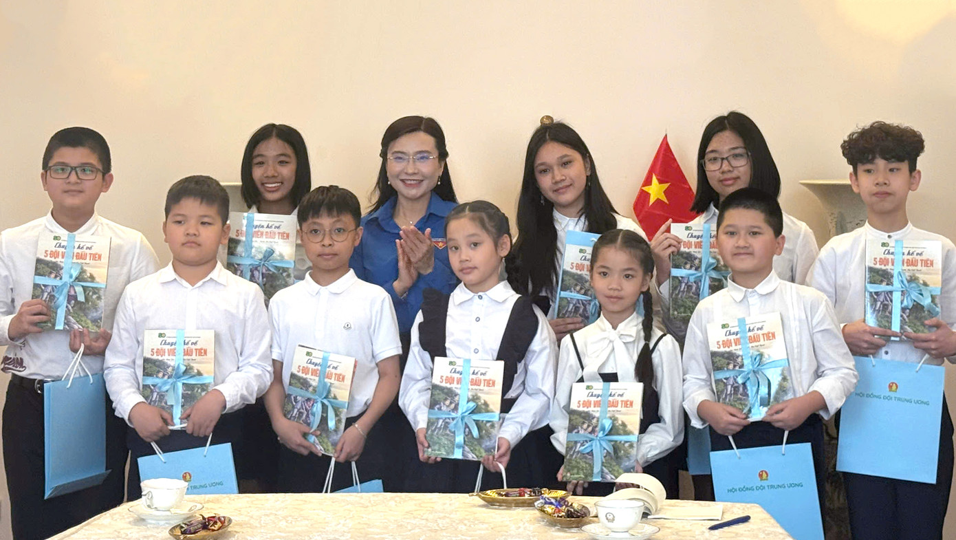 Chị Nguyễn Phạm Duy Trang tặng quà các em thiếu nhi trong CLB Tiếng Việt vui. Ảnh: T.Ư Đoàn Chị Nguyễn Phạm Duy Trang tặng quà các em thiếu nhi trong CLB Tiếng Việt vui. Ảnh: T.Ư Đoàn