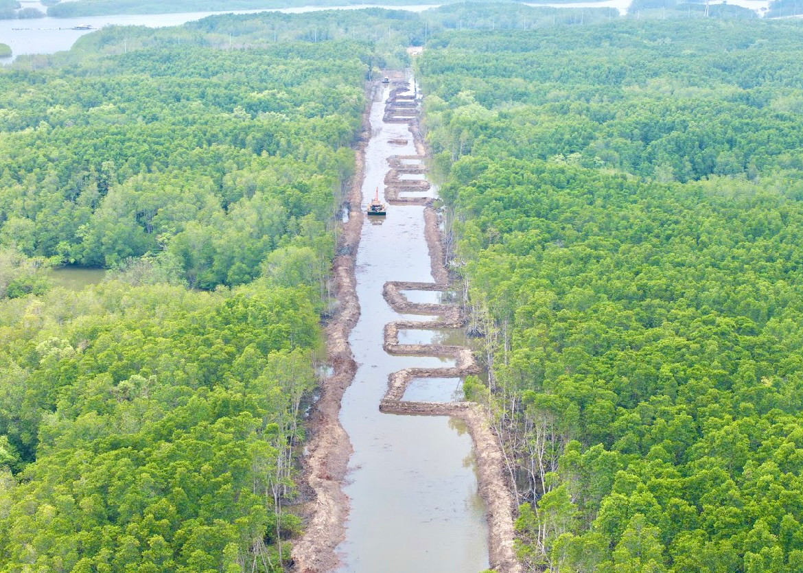 “Thời gian tới, Ban QLDA tiếp tục đôn đốc nhà thầu tập trung triển khai các mũi thi công phần bệ, thân trụ cầu dẫn gói 38, 39 và nhịp dầm extradosed. Đồng thời nỗ lực có mặt bằng sớm ở bờ Đồng Nai để thi công gói thầu số 40, số 41, triển khai khoan cọc thử cọc khoan nhồi, trụ đất gia cố xi măng. Tiếp tục phối hợp với Đồng Nai hoàn thành bồi thường hỗ trợ tái định cư và chuyển mục đích sử dụng rừng phục vụ dự án. Phối hợp với Cảng vụ Hàng hải Vũng Tàu trong việc cấp phép thi công phạm vi luồng hàng hải trên sông Thị Vải”, đại diện Ban QLDA thông tin.