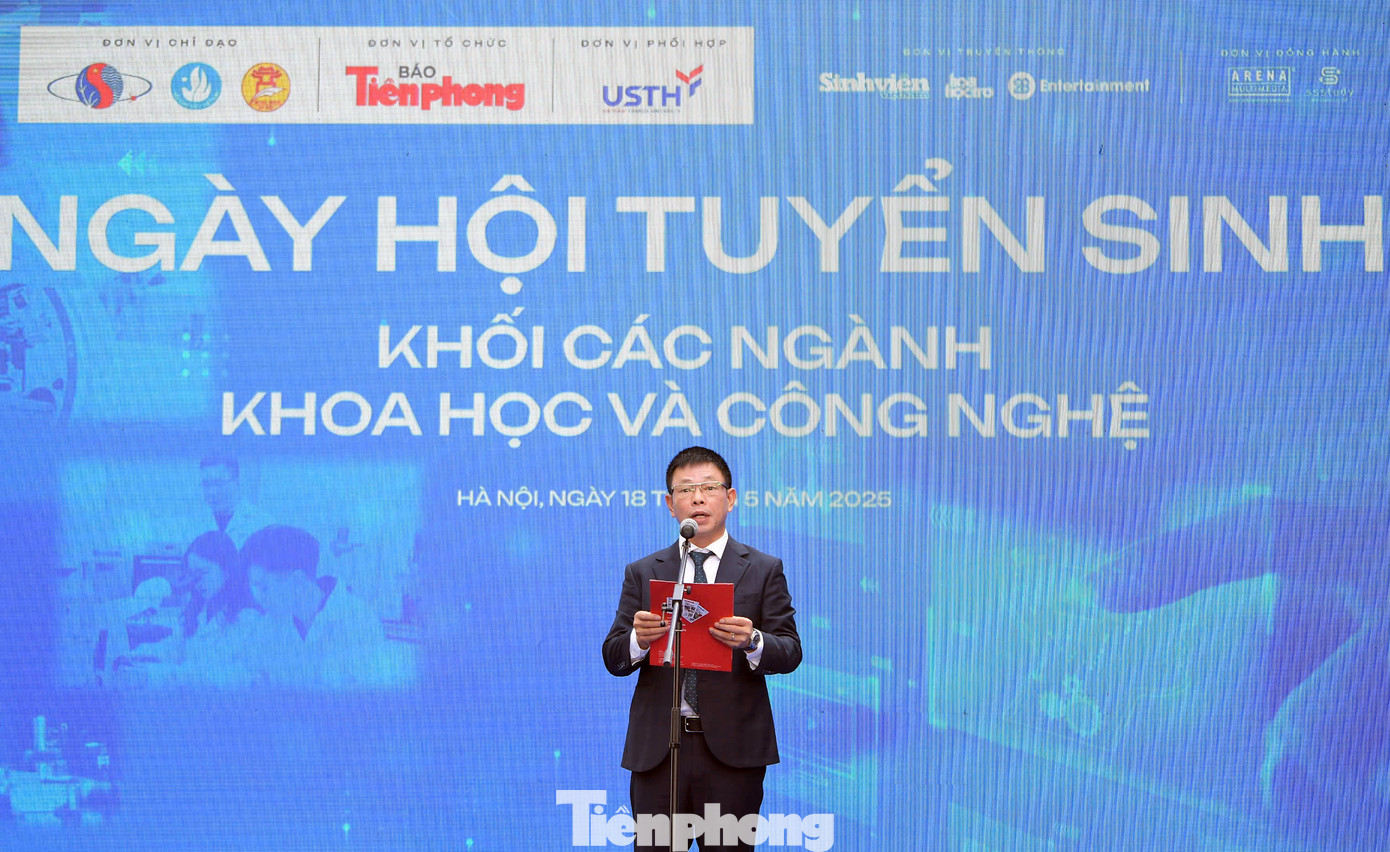 Nhà báo Phùng Công Sưởng phát biểu khai mạc ngày hội. Ảnh: Dương Triều Nhà báo Phùng Công Sưởng phát biểu khai mạc ngày hội. Ảnh: Dương Triều