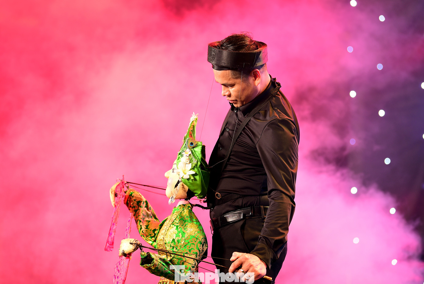 “Kỹ thuật múa rối điều khiển ngang sử dụng trong tiết mục Cô đôi thượng ngàn khá khó, các động tay cử động của con rối, từ chân tay, thân và đầu đều phải đúng nhịp. Những động tác như xoay vòng, lắc giật múa quạt của rối, đòi hỏi người điều khiển phải tập luyện kỹ càng, nhuần nhuyễn. Có những động tác tay người điều khiển không làm được, nhưng tay rối làm được và ngược lại, đòi hỏi người và rối phải có sự luyện tập, kết hợp nhuần nhuyễn”, anh Quốc nói. Ảnh: Xuân Tùng