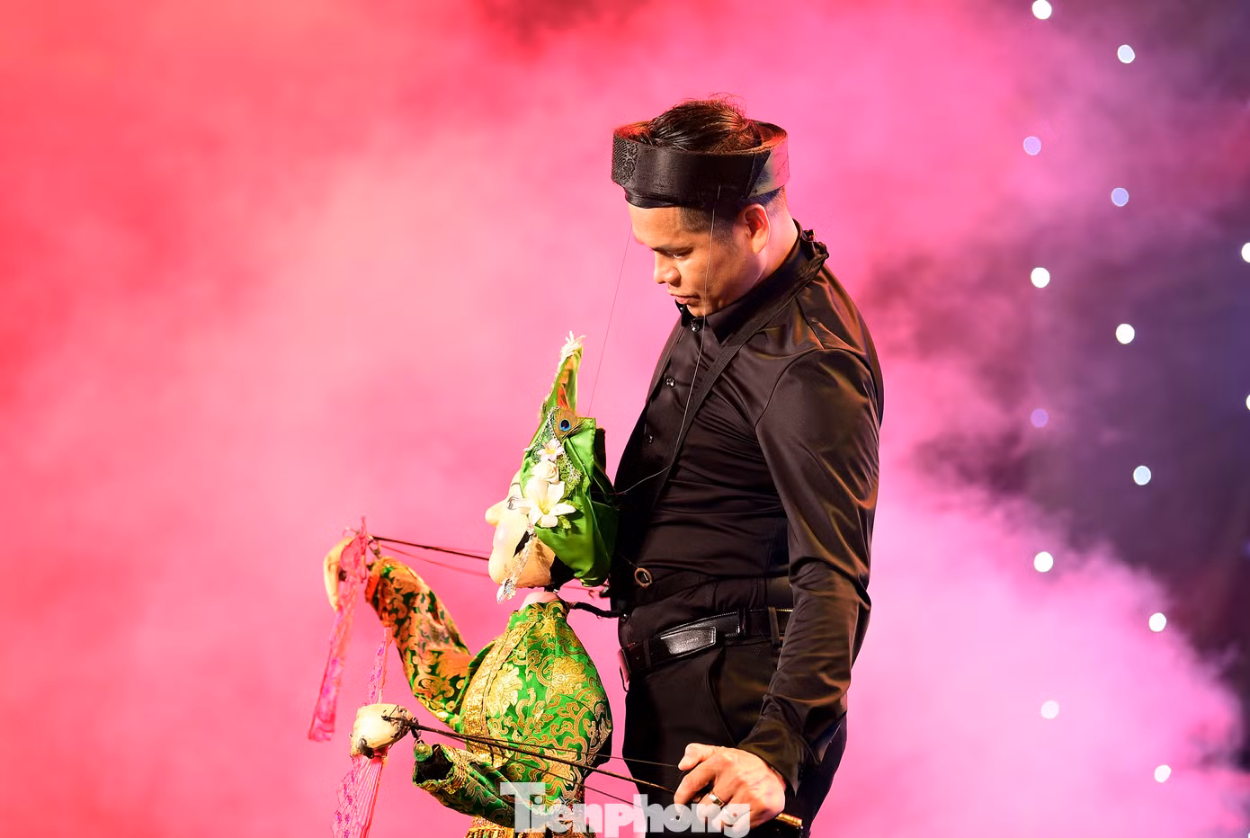 “Kỹ thuật múa rối điều khiển ngang sử dụng trong tiết mục Cô đôi thượng ngàn khá khó, các động tay cử động của con rối, từ chân tay, thân và đầu đều phải đúng nhịp. Những động tác như xoay vòng, lắc giật múa quạt của rối, đòi hỏi người điều khiển phải tập luyện kỹ càng, nhuần nhuyễn. Có những động tác tay người điều khiển không làm được, nhưng tay rối làm được và ngược lại, đòi hỏi người và rối phải có sự luyện tập, kết hợp nhuần nhuyễn”, anh Quốc nói. Ảnh: Xuân Tùng