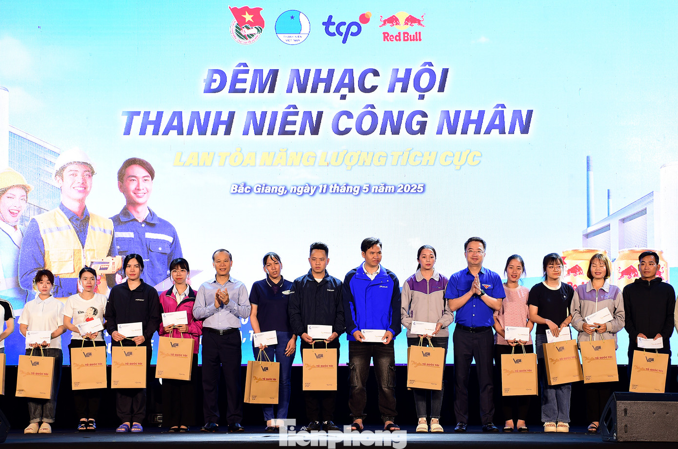 Tại đêm nhạc hội, Ban Tổ chức đã trao giải thưởng cho các đội thi tham gia Cuộc thi Tìm kiếm Tài năng thanh niên công nhân tại Bắc Giang; trao tặng 20 phần quà cho thanh niên công nhân có hoàn cảnh khó khăn, mỗi suất gồm 1 triệu đồng và quà. Bên cạnh đó, hoạt động bốc thăm may mắn trúng thưởng dành cho thanh niên công nhân cũng liên tục được tổ chức xuyên suốt đêm nhạc với 2 giải đặc biệt (xe máy trị giá 25 triệu đồng mỗi giải) và nhiều phần quà giá trị khác. Ảnh: Xuân Tùng