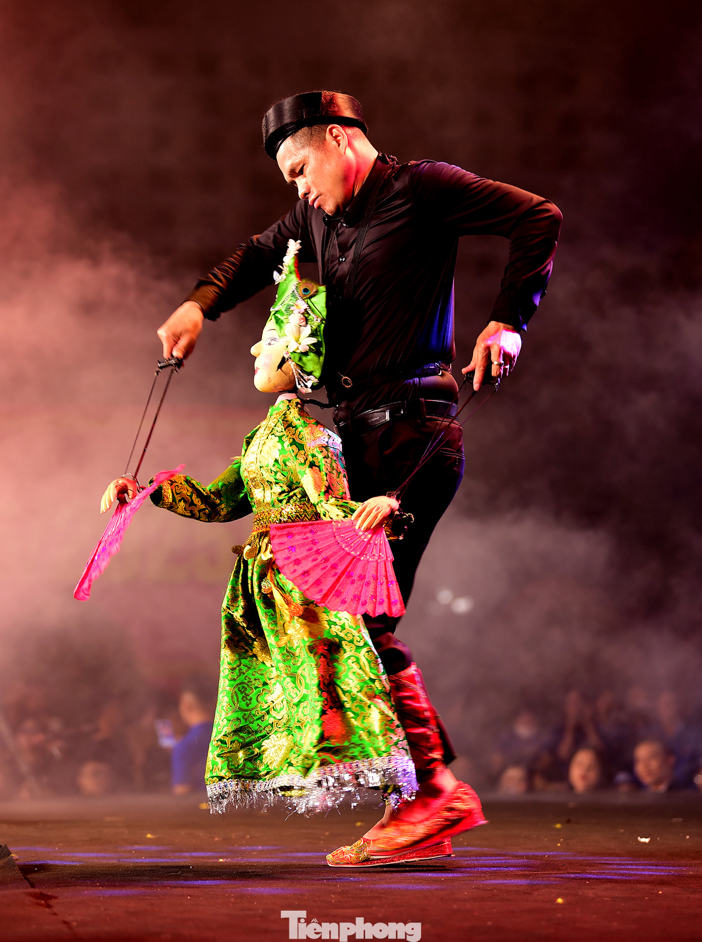 NSƯT Quý Quốc cho biết, trước tiết mục “Cô đôi thượng ngàn”, anh đã chuyển thể trích đoạn “Xã trưởng mẹ Đốp”, “Phù thuỷ sợ ma” trong nghệ thuật Chèo thành múa rối. Đến nay anh đã biểu diễn múa rối thể hiện tiểu phẩm, trích đoạn của nghệ thuật chèo, hầu đồng trên nhiều sân khấu. Riêng múa rối “Cô đôi thượng ngàn” đã vượt sóng đến với quân dân huyện đảo Trường Sa và lần này đến với khán giả là thanh niên công nhân làm việc tại các khu công nghiệp, khu chế xuất. Ảnh: Xuân Tùng