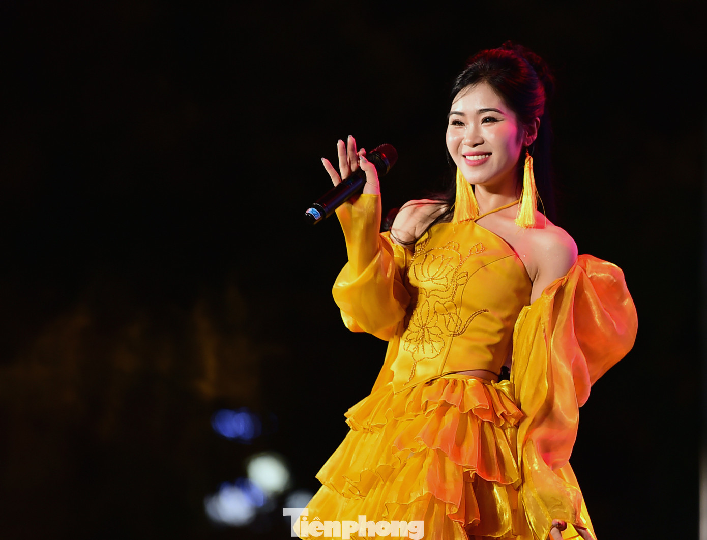 Cùng mang những sắc màu đặc sắc của nghệ thuật truyền thống đến sân khấu dành cho thanh niên công nhân, ca sĩ Hà MyO – Gương mặt trẻ Việt Nam tiêu biểu năm 2022 giới thiệu về hát Xẩm. Với giọng ca này, đêm nhạc hội dành cho thanh niên công nhân là sân khấu rất đặc biệt. Mỗi khi mang Xẩm đến các anh chị em công nhân - những người đang ngày ngày góp sức dựng xây đất nước, Hà Myo cảm thấy được sẻ chia, được tiếp thêm nguồn năng lượng dồi dào và chân thành. Ảnh: Xuân Tùng