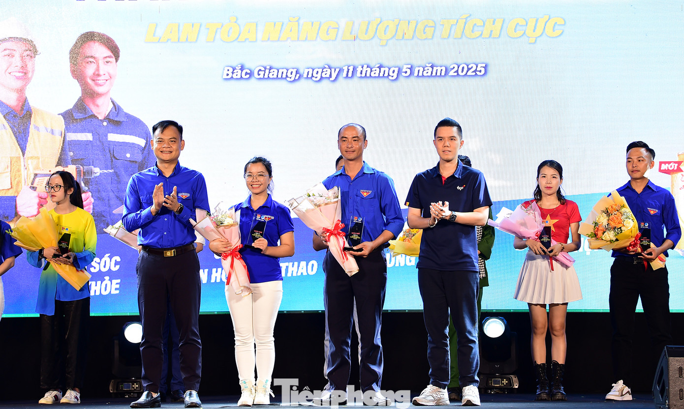 Tại đêm nhạc hội, Ban Tổ chức đã trao giải thưởng cho các đội thi tham gia Cuộc thi Tìm kiếm Tài năng thanh niên công nhân tại Bắc Giang; trao tặng 20 phần quà cho thanh niên công nhân có hoàn cảnh khó khăn, mỗi suất gồm 1 triệu đồng và quà. Bên cạnh đó, hoạt động bốc thăm may mắn trúng thưởng dành cho thanh niên công nhân cũng liên tục được tổ chức xuyên suốt đêm nhạc với 2 giải đặc biệt (xe máy trị giá 25 triệu đồng mỗi giải) và nhiều phần quà giá trị khác. Ảnh: Xuân Tùng