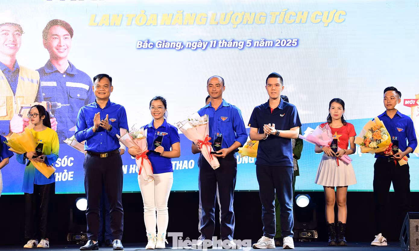 Tại đêm nhạc hội, Ban Tổ chức đã trao giải thưởng cho các đội thi tham gia Cuộc thi Tìm kiếm Tài năng thanh niên công nhân tại Bắc Giang; trao tặng 20 phần quà cho thanh niên công nhân có hoàn cảnh khó khăn, mỗi suất gồm 1 triệu đồng và quà. Bên cạnh đó, hoạt động bốc thăm may mắn trúng thưởng dành cho thanh niên công nhân cũng liên tục được tổ chức xuyên suốt đêm nhạc với 2 giải đặc biệt (xe máy trị giá 25 triệu đồng mỗi giải) và nhiều phần quà giá trị khác. Ảnh: Xuân Tùng
