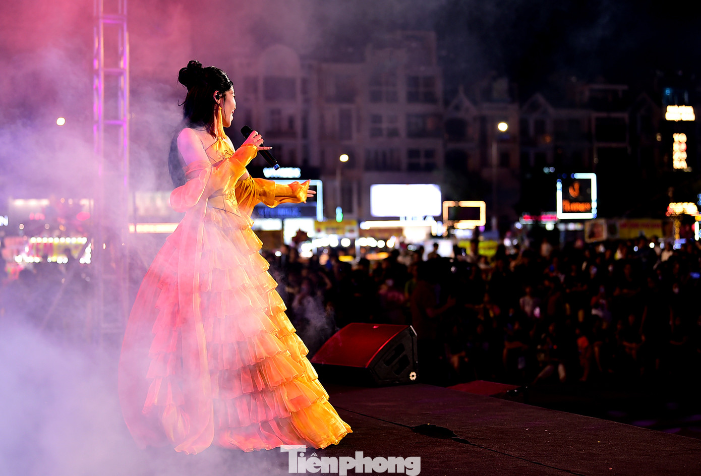 “Năm nay đến với đêm nhạc hội thanh niên công nhân, tôi mang đến một tiết mục hoàn toàn mới – kết hợp giữa xẩm truyền thống và âm nhạc hiện đại, mang tên Âm sắc dân gian và 1 câu hát Xẩm được viết riêng dành cho chương trình. Tôi hy vọng đây không chỉ là một tiết mục biểu diễn, mà còn là món quà tinh thần để tiếp thêm năng lượng tích cực cho các anh chị em công nhân – những người luôn truyền cảm hứng cho Hà Myo bằng sự bền bỉ và lạc quan trong cuộc sống thường nhật”, ca sĩ Hà MyO bày tỏ. Ảnh: Xuân Tùng