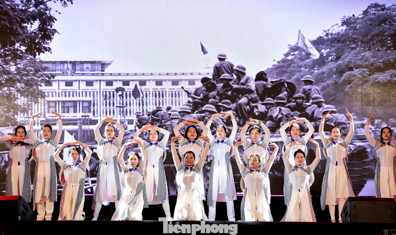 Đêm nhạc hội “Lan toả năng lượng tích cực” còn vang dậy những giai điệu, ca từ giàu cảm xúc về tình yêu quê hương đất nước, tự hào dân tộc; tình yêu đối với Bác Hồ kính yêu; truyền cảm hứng, cổ vũ khát vọng cống hiến, ý chí vươn lên… từ ca sĩ Đông Hùng và nghệ sĩ đến từ CLB Nghệ sĩ trẻ Việt Nam, thanh niên công nhân. Ảnh: Xuân Tùng