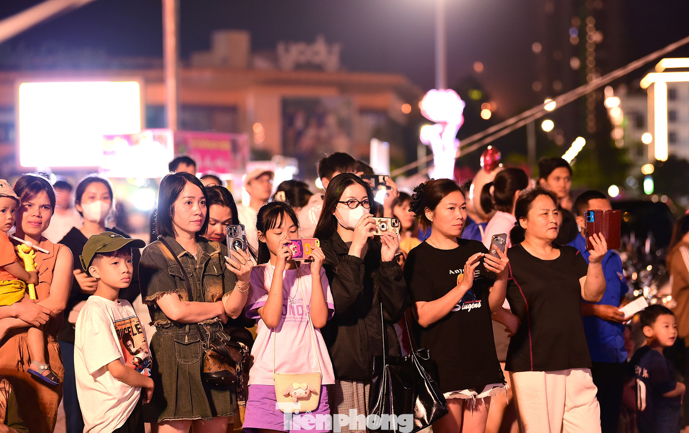 Theo anh Lâm, Ngày hội thanh niên công nhân được tổ chức tại tỉnh Bắc Giang là chương trình mở đầu cho chuỗi các hoạt động của T.Ư Đoàn, T.Ư Hội LHTN Việt Nam nhằm hưởng ứng Tháng Công nhân năm 2025. "Chúng tôi mong rằng các ngày hội sôi nổi ý nghĩa như ngày hôm nay sẽ được nhân rộng trong tất cả các cấp bộ Hội trên cả nước để chúng ta có thể thực hiện thật tốt vai trò người bạn đồng hành và tổ chức Hội sẽ thực sự là mái nhà chung của các bạn thanh niên công nhân", anh Lâm nói. Ảnh: Xuân Tùng