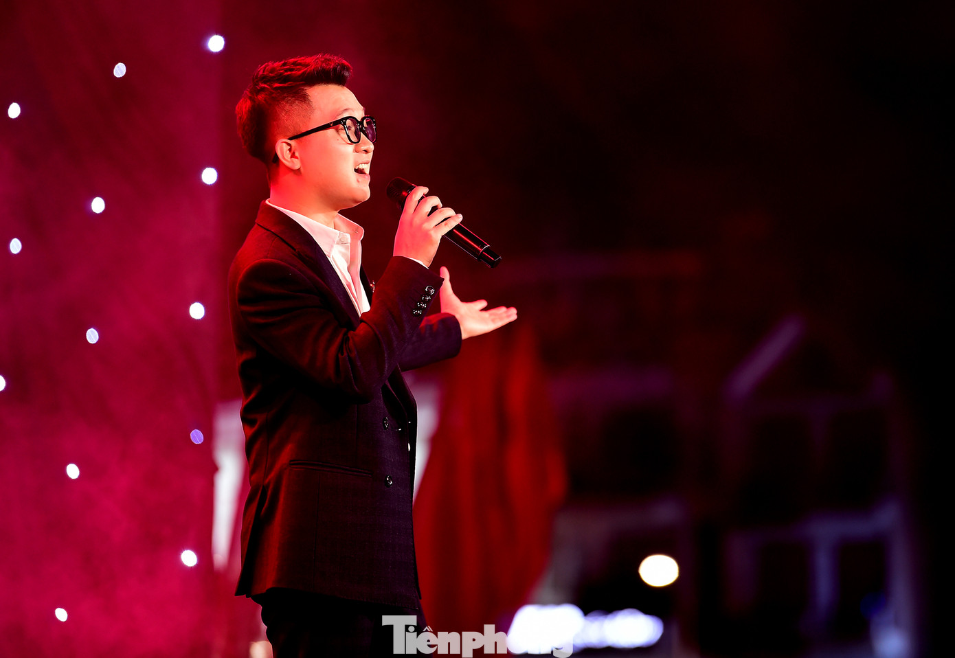 Đêm nhạc hội “Lan toả năng lượng tích cực” còn vang dậy những giai điệu, ca từ giàu cảm xúc về tình yêu quê hương đất nước, tự hào dân tộc; tình yêu đối với Bác Hồ kính yêu; truyền cảm hứng, cổ vũ khát vọng cống hiến, ý chí vươn lên… từ ca sĩ Đông Hùng và nghệ sĩ đến từ CLB Nghệ sĩ trẻ Việt Nam, thanh niên công nhân. Ảnh: Xuân Tùng