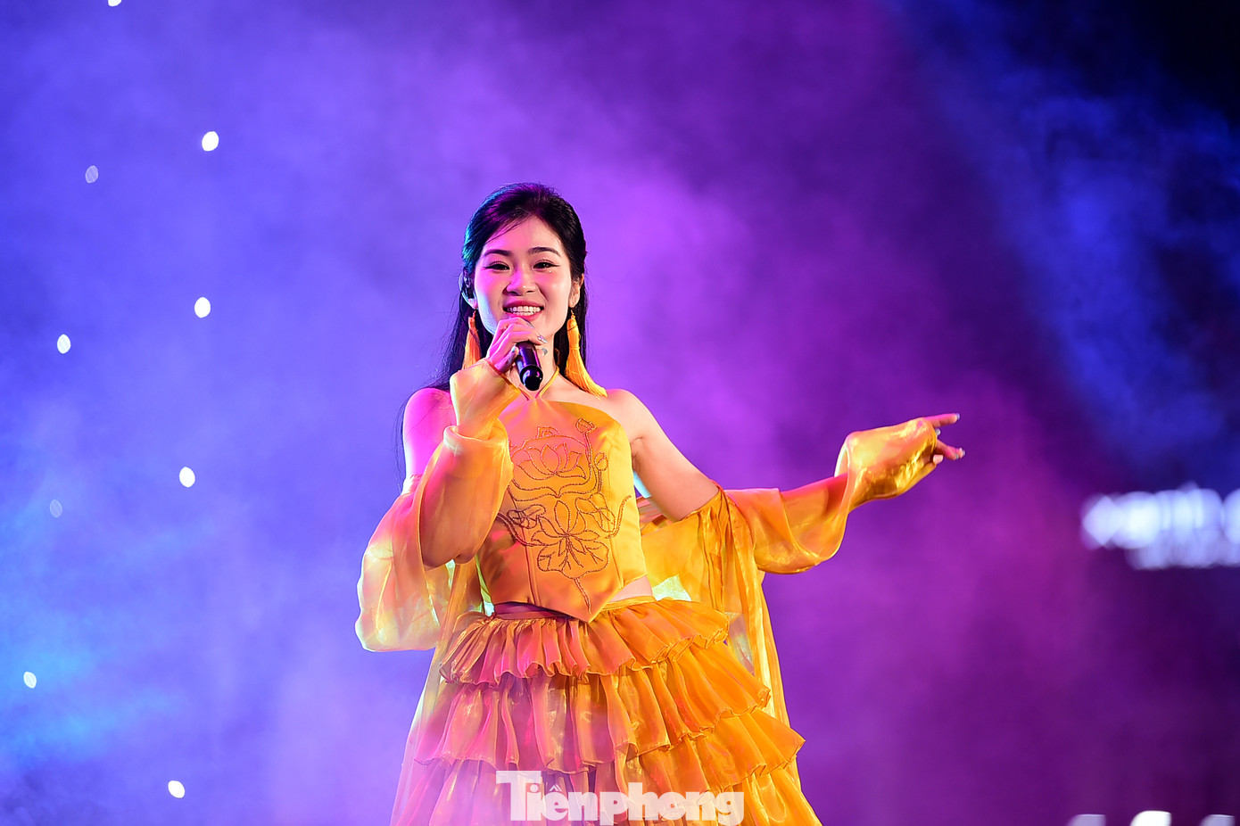 Cùng mang những sắc màu đặc sắc của nghệ thuật truyền thống đến sân khấu dành cho thanh niên công nhân, ca sĩ Hà MyO – Gương mặt trẻ Việt Nam tiêu biểu năm 2022 giới thiệu về hát Xẩm. Với giọng ca này, đêm nhạc hội dành cho thanh niên công nhân là sân khấu rất đặc biệt. Mỗi khi mang Xẩm đến các anh chị em công nhân - những người đang ngày ngày góp sức dựng xây đất nước, Hà Myo cảm thấy được sẻ chia, được tiếp thêm nguồn năng lượng dồi dào và chân thành. Ảnh: Xuân Tùng