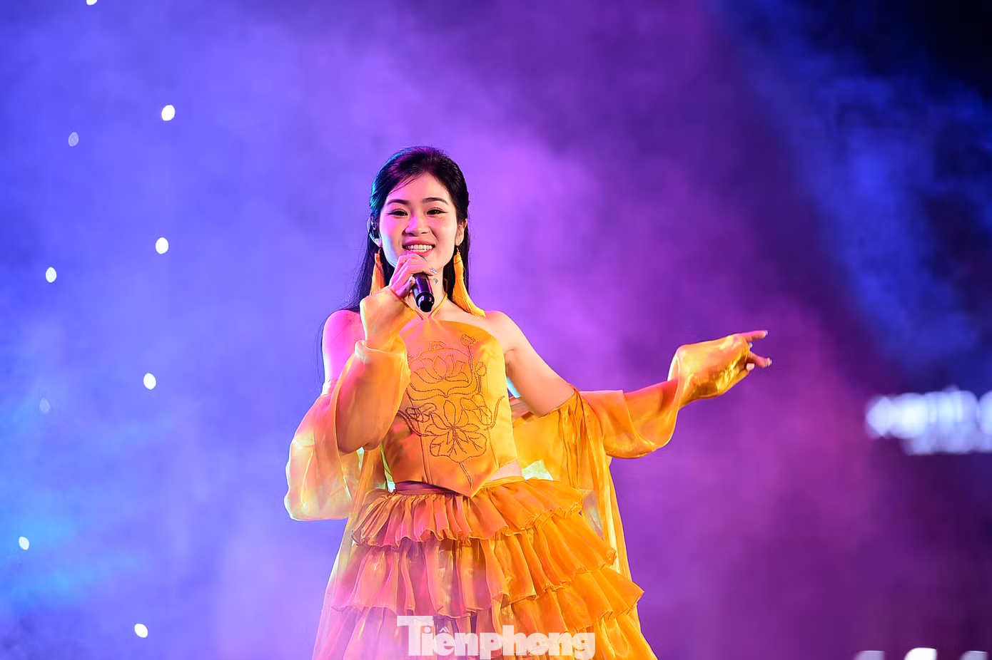 Cùng mang những sắc màu đặc sắc của nghệ thuật truyền thống đến sân khấu dành cho thanh niên công nhân, ca sĩ Hà MyO – Gương mặt trẻ Việt Nam tiêu biểu năm 2022 giới thiệu về hát Xẩm. Với giọng ca này, đêm nhạc hội dành cho thanh niên công nhân là sân khấu rất đặc biệt. Mỗi khi mang Xẩm đến các anh chị em công nhân - những người đang ngày ngày góp sức dựng xây đất nước, Hà Myo cảm thấy được sẻ chia, được tiếp thêm nguồn năng lượng dồi dào và chân thành. Ảnh: Xuân Tùng