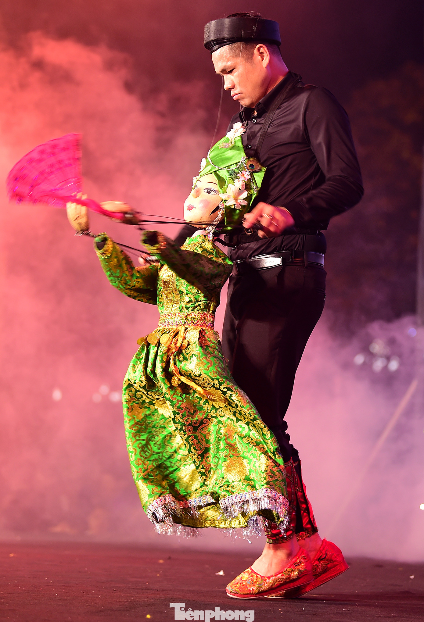 NSƯT Quý Quốc cho biết, trước tiết mục “Cô đôi thượng ngàn”, anh đã chuyển thể trích đoạn “Xã trưởng mẹ Đốp”, “Phù thuỷ sợ ma” trong nghệ thuật Chèo thành múa rối. Đến nay anh đã biểu diễn múa rối thể hiện tiểu phẩm, trích đoạn của nghệ thuật chèo, hầu đồng trên nhiều sân khấu. Riêng múa rối “Cô đôi thượng ngàn” đã vượt sóng đến với quân dân huyện đảo Trường Sa và lần này đến với khán giả là thanh niên công nhân làm việc tại các khu công nghiệp, khu chế xuất. Ảnh: Xuân Tùng