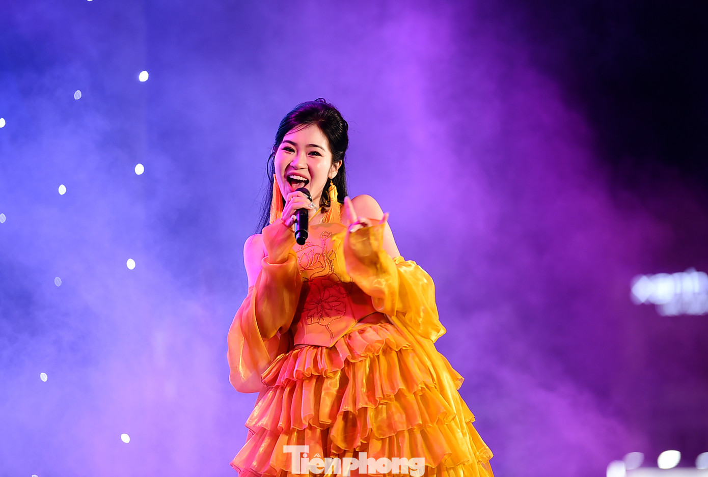 Cùng mang những sắc màu đặc sắc của nghệ thuật truyền thống đến sân khấu dành cho thanh niên công nhân, ca sĩ Hà MyO – Gương mặt trẻ Việt Nam tiêu biểu năm 2022 giới thiệu về hát Xẩm. Với giọng ca này, đêm nhạc hội dành cho thanh niên công nhân là sân khấu rất đặc biệt. Mỗi khi mang Xẩm đến các anh chị em công nhân - những người đang ngày ngày góp sức dựng xây đất nước, Hà Myo cảm thấy được sẻ chia, được tiếp thêm nguồn năng lượng dồi dào và chân thành. Ảnh: Xuân Tùng