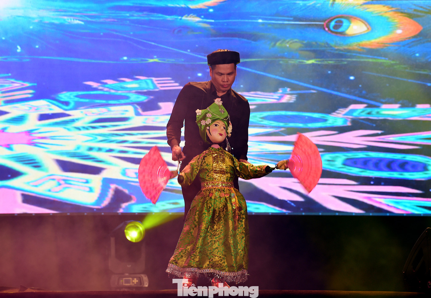 Trong khuôn khổ Ngày hội Thanh niên công nhân năm 2025 diễn ra tại Bắc Giang (tối 11/5) đã diễn ra Đêm nhạc hội “Lan tỏa năng lượng tích cực” với nhiều tiết mục đậm nét sắc màu văn hóa, nghệ thuật truyền thống của dân tộc. Ảnh: Xuân Tùng