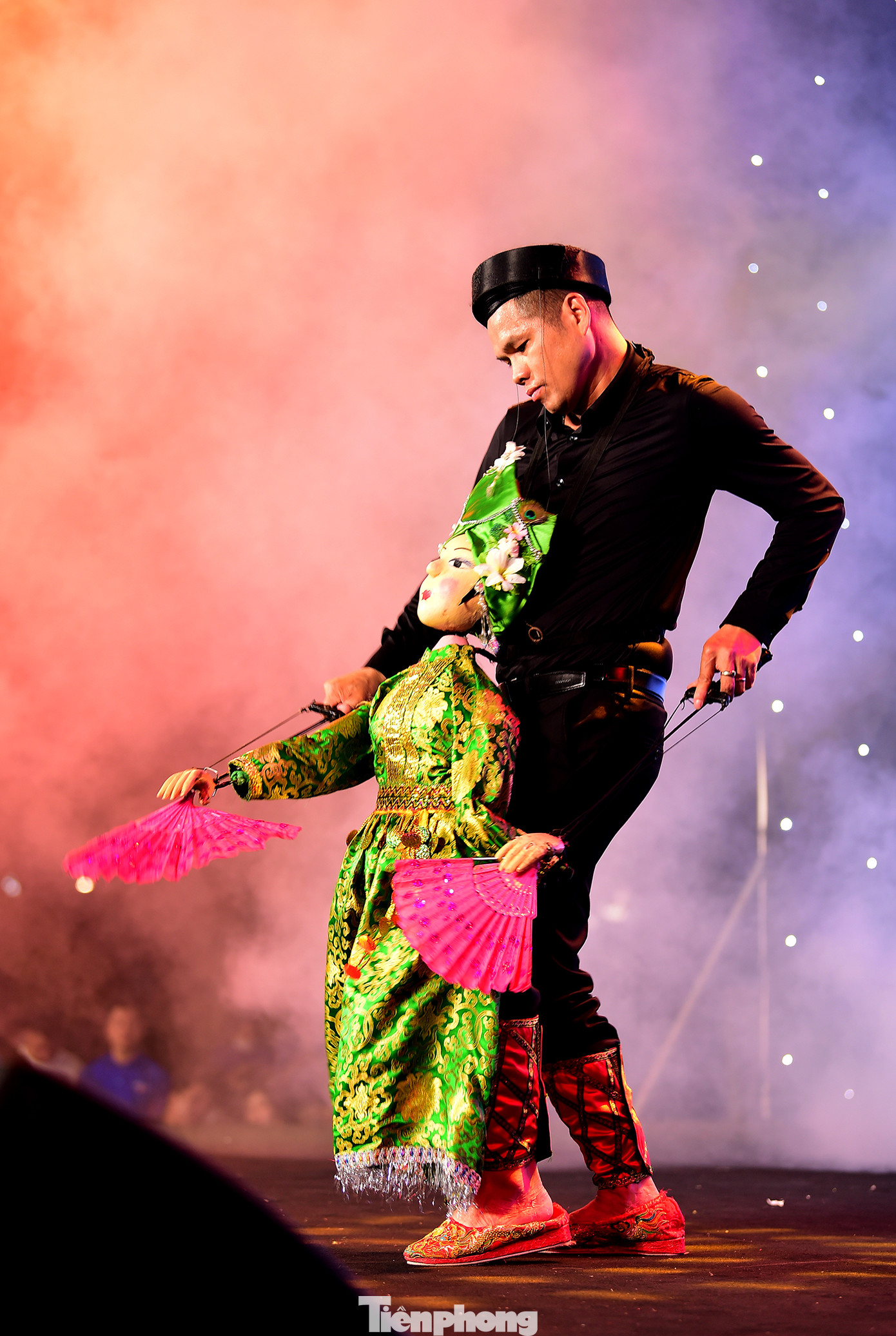 NSƯT Quý Quốc cho biết, trước tiết mục “Cô đôi thượng ngàn”, anh đã chuyển thể trích đoạn “Xã trưởng mẹ Đốp”, “Phù thuỷ sợ ma” trong nghệ thuật Chèo thành múa rối. Đến nay anh đã biểu diễn múa rối thể hiện tiểu phẩm, trích đoạn của nghệ thuật chèo, hầu đồng trên nhiều sân khấu. Riêng múa rối “Cô đôi thượng ngàn” đã vượt sóng đến với quân dân huyện đảo Trường Sa và lần này đến với khán giả là thanh niên công nhân làm việc tại các khu công nghiệp, khu chế xuất. Ảnh: Xuân Tùng