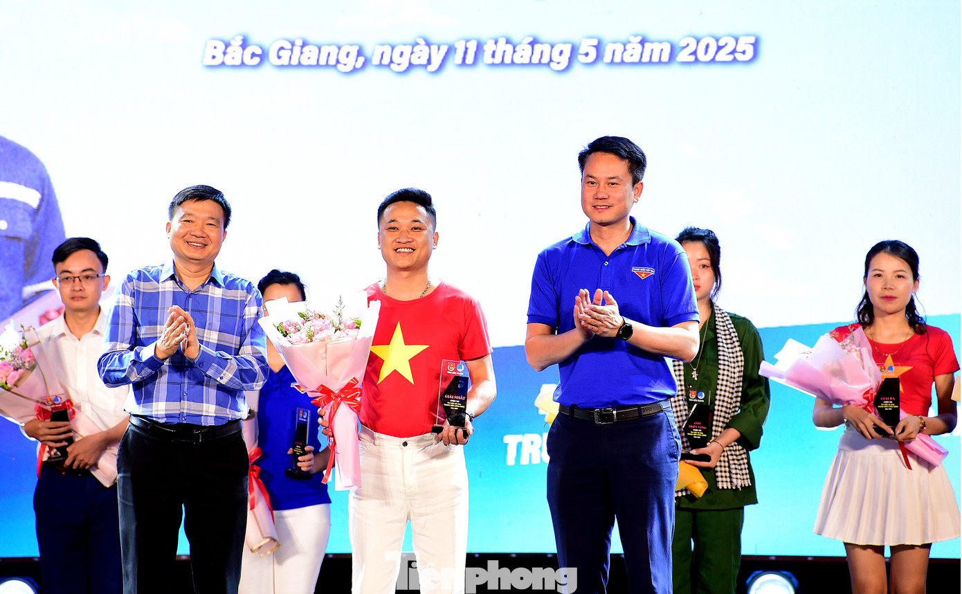 Tại đêm nhạc hội, Ban Tổ chức đã trao giải thưởng cho các đội thi tham gia Cuộc thi Tìm kiếm Tài năng thanh niên công nhân tại Bắc Giang; trao tặng 20 phần quà cho thanh niên công nhân có hoàn cảnh khó khăn, mỗi suất gồm 1 triệu đồng và quà. Bên cạnh đó, hoạt động bốc thăm may mắn trúng thưởng dành cho thanh niên công nhân cũng liên tục được tổ chức xuyên suốt đêm nhạc với 2 giải đặc biệt (xe máy trị giá 25 triệu đồng mỗi giải) và nhiều phần quà giá trị khác. Ảnh: Xuân Tùng