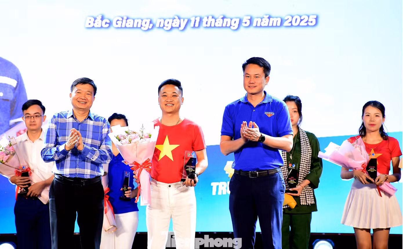 Tại đêm nhạc hội, Ban Tổ chức đã trao giải thưởng cho các đội thi tham gia Cuộc thi Tìm kiếm Tài năng thanh niên công nhân tại Bắc Giang; trao tặng 20 phần quà cho thanh niên công nhân có hoàn cảnh khó khăn, mỗi suất gồm 1 triệu đồng và quà. Bên cạnh đó, hoạt động bốc thăm may mắn trúng thưởng dành cho thanh niên công nhân cũng liên tục được tổ chức xuyên suốt đêm nhạc với 2 giải đặc biệt (xe máy trị giá 25 triệu đồng mỗi giải) và nhiều phần quà giá trị khác. Ảnh: Xuân Tùng