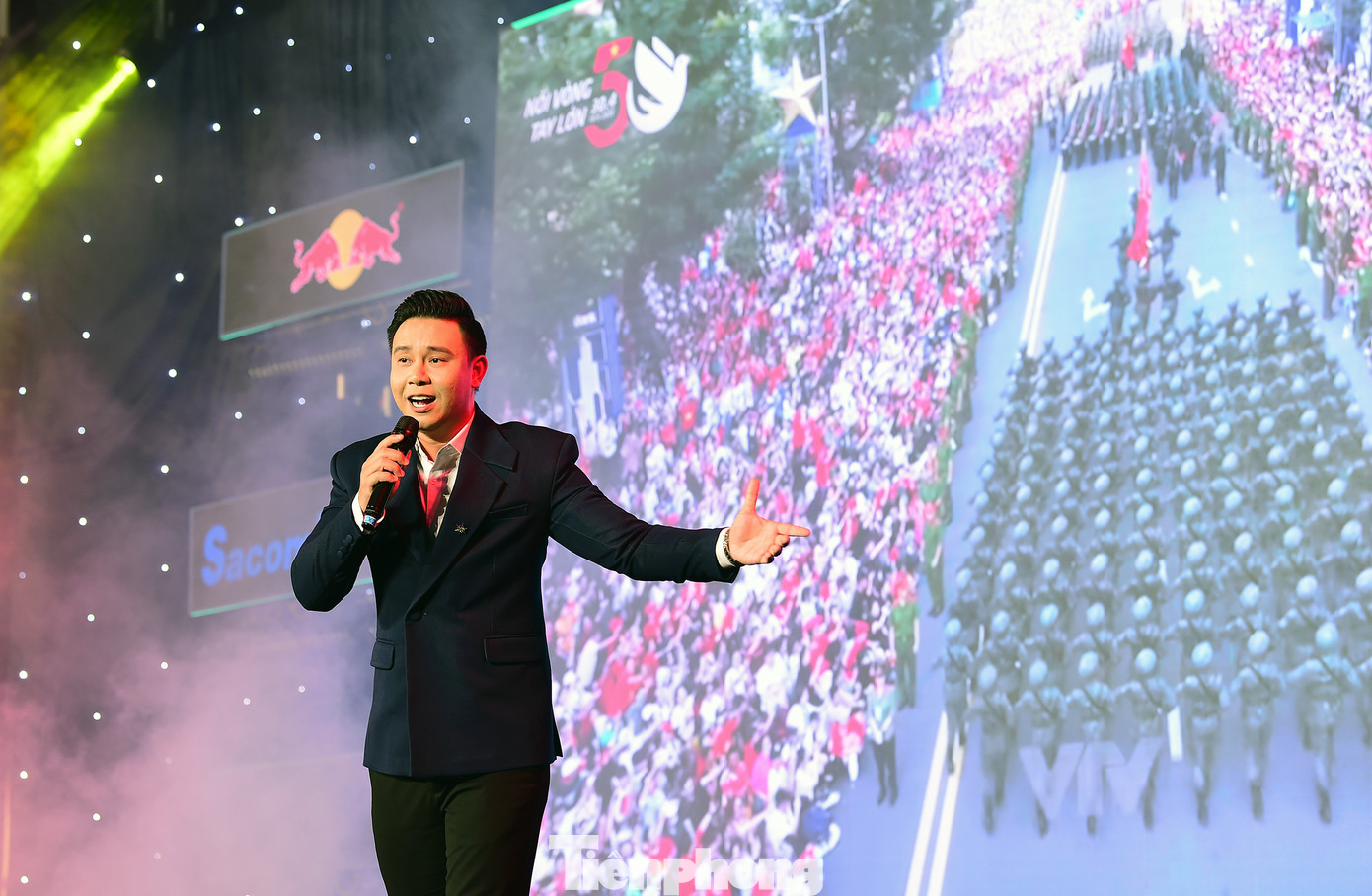 Đêm nhạc hội “Lan toả năng lượng tích cực” còn vang dậy những giai điệu, ca từ giàu cảm xúc về tình yêu quê hương đất nước, tự hào dân tộc; tình yêu đối với Bác Hồ kính yêu; truyền cảm hứng, cổ vũ khát vọng cống hiến, ý chí vươn lên… từ ca sĩ Đông Hùng và nghệ sĩ đến từ CLB Nghệ sĩ trẻ Việt Nam, thanh niên công nhân. Ảnh: Xuân Tùng