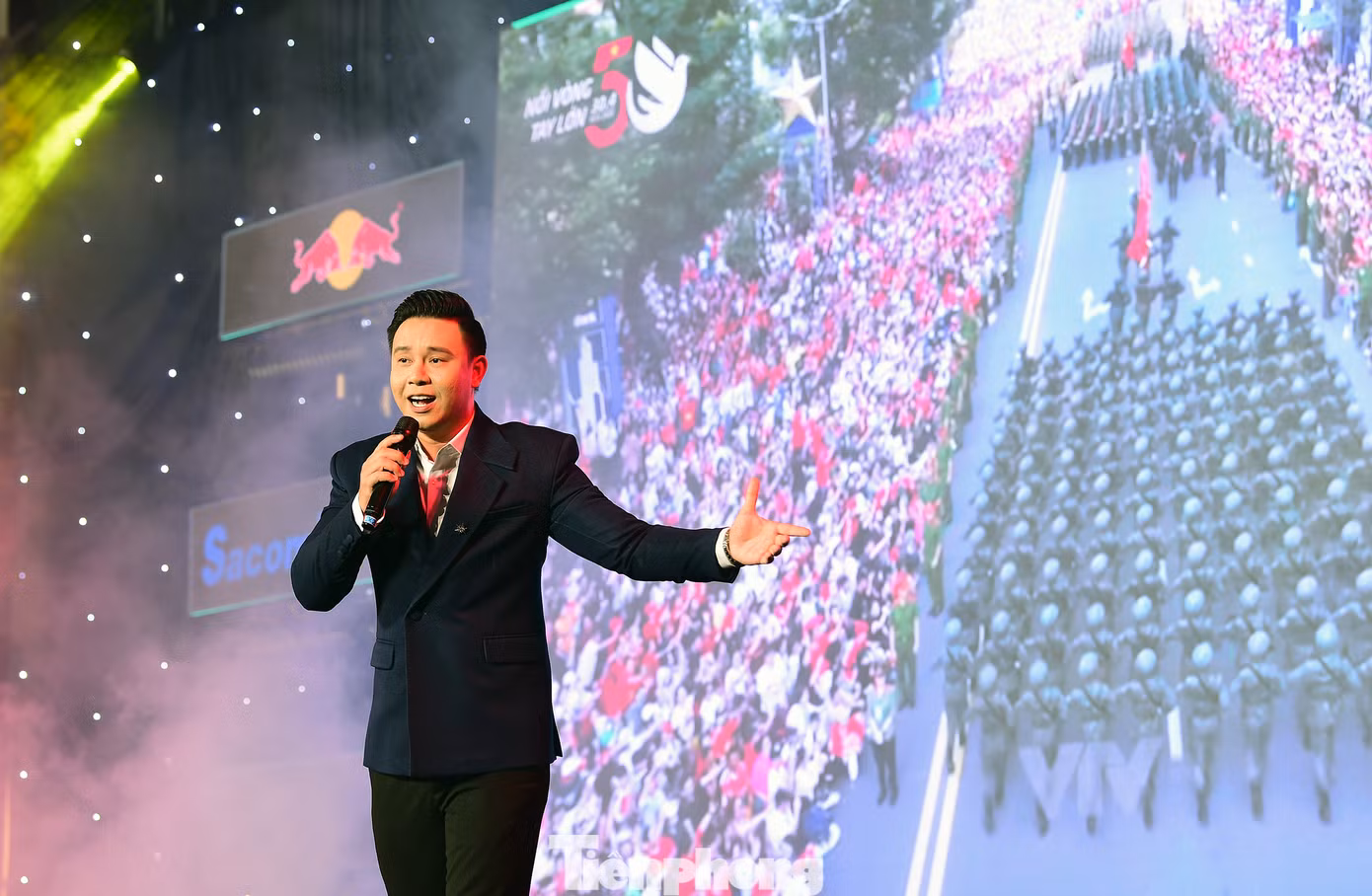 Đêm nhạc hội “Lan toả năng lượng tích cực” còn vang dậy những giai điệu, ca từ giàu cảm xúc về tình yêu quê hương đất nước, tự hào dân tộc; tình yêu đối với Bác Hồ kính yêu; truyền cảm hứng, cổ vũ khát vọng cống hiến, ý chí vươn lên… từ ca sĩ Đông Hùng và nghệ sĩ đến từ CLB Nghệ sĩ trẻ Việt Nam, thanh niên công nhân. Ảnh: Xuân Tùng