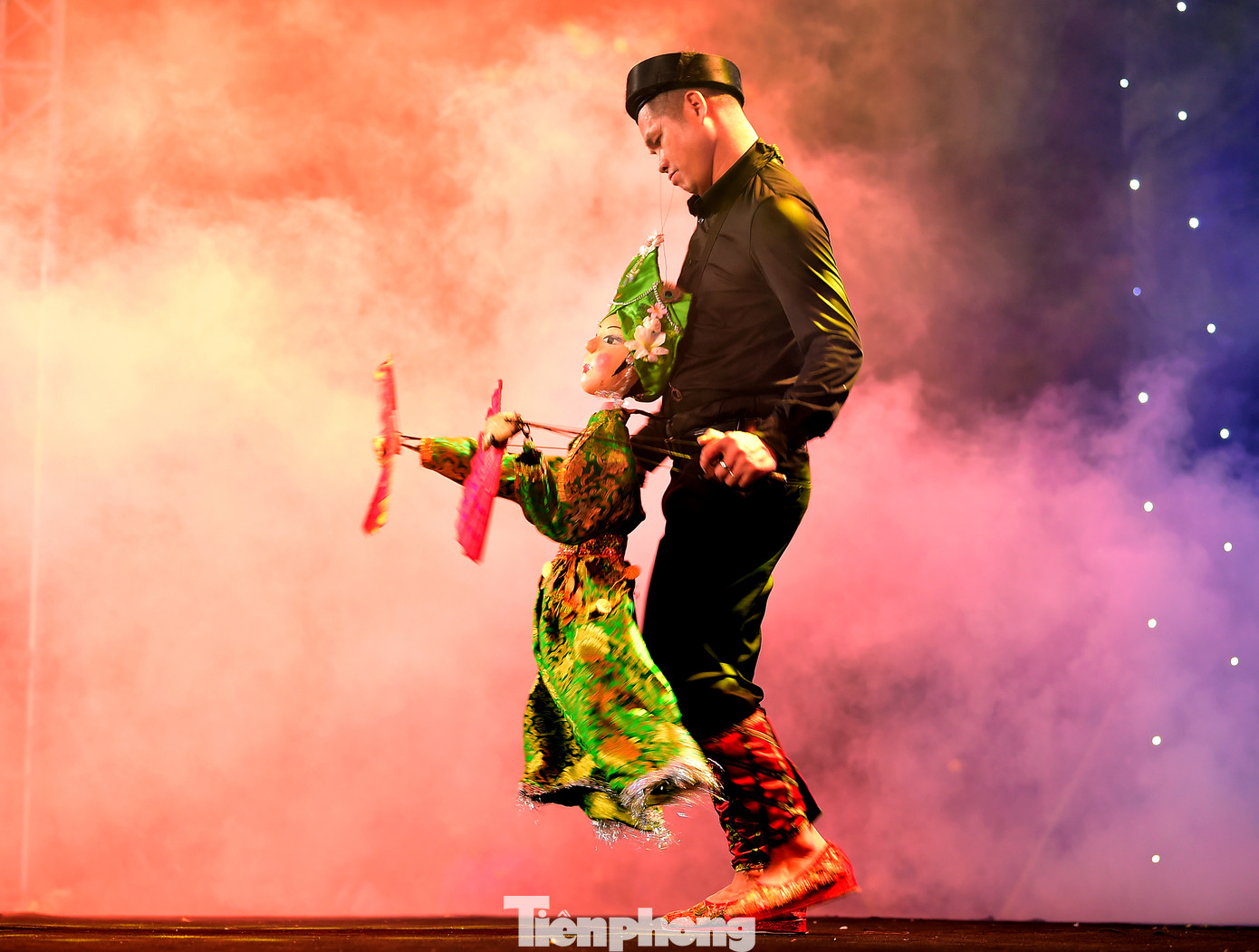 Xuất hiện trên sân khấu với bạn diễn đặc biệt là con rối, Nghệ sĩ ưu tú Trần Quý Quốc đã trình diễn tiết mục "Cô đôi thượng ngàn". Giai điệu, ca từ của bài chầu văn "Cô đôi thượng ngàn" và những động tác uyển chuyển, nhịp nhàng của "diễn viên" rối đã lôi cuốn, hấp dẫn khán giả cùng "phiêu". Ảnh: Xuân Tùng