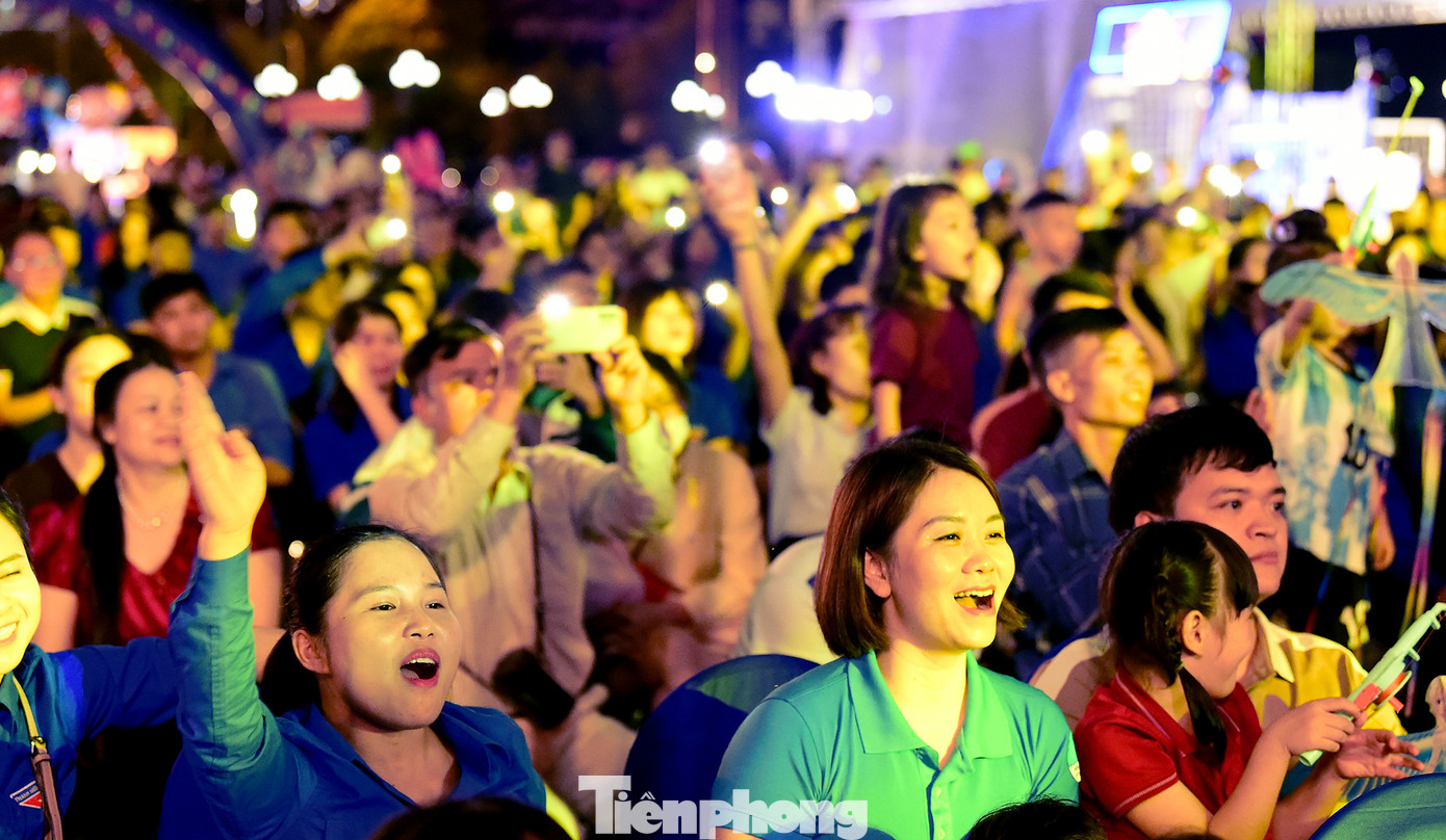 Theo anh Lâm, Ngày hội thanh niên công nhân được tổ chức tại tỉnh Bắc Giang là chương trình mở đầu cho chuỗi các hoạt động của T.Ư Đoàn, T.Ư Hội LHTN Việt Nam nhằm hưởng ứng Tháng Công nhân năm 2025. "Chúng tôi mong rằng các ngày hội sôi nổi ý nghĩa như ngày hôm nay sẽ được nhân rộng trong tất cả các cấp bộ Hội trên cả nước để chúng ta có thể thực hiện thật tốt vai trò người bạn đồng hành và tổ chức Hội sẽ thực sự là mái nhà chung của các bạn thanh niên công nhân", anh Lâm nói. Ảnh: Xuân Tùng