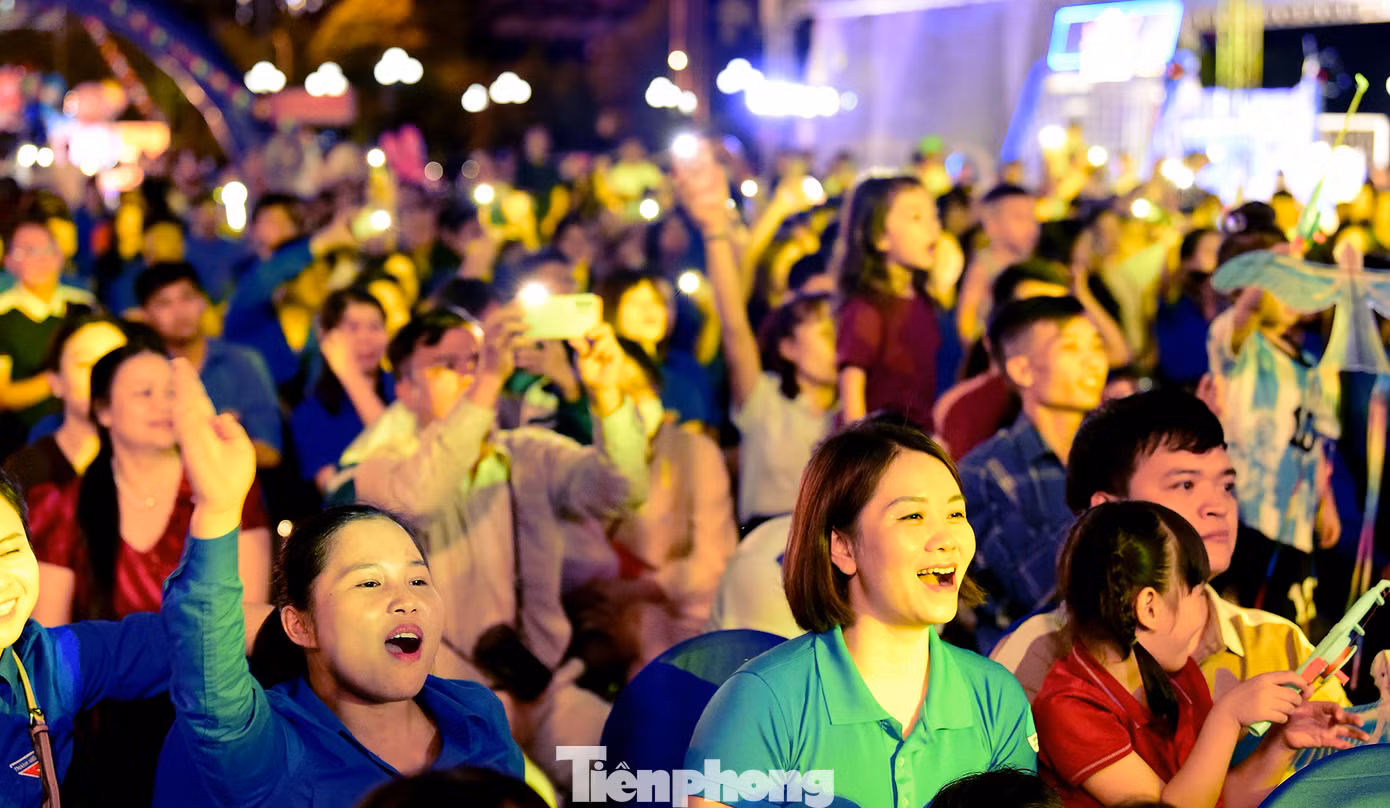 Theo anh Lâm, Ngày hội thanh niên công nhân được tổ chức tại tỉnh Bắc Giang là chương trình mở đầu cho chuỗi các hoạt động của T.Ư Đoàn, T.Ư Hội LHTN Việt Nam nhằm hưởng ứng Tháng Công nhân năm 2025. "Chúng tôi mong rằng các ngày hội sôi nổi ý nghĩa như ngày hôm nay sẽ được nhân rộng trong tất cả các cấp bộ Hội trên cả nước để chúng ta có thể thực hiện thật tốt vai trò người bạn đồng hành và tổ chức Hội sẽ thực sự là mái nhà chung của các bạn thanh niên công nhân", anh Lâm nói. Ảnh: Xuân Tùng
