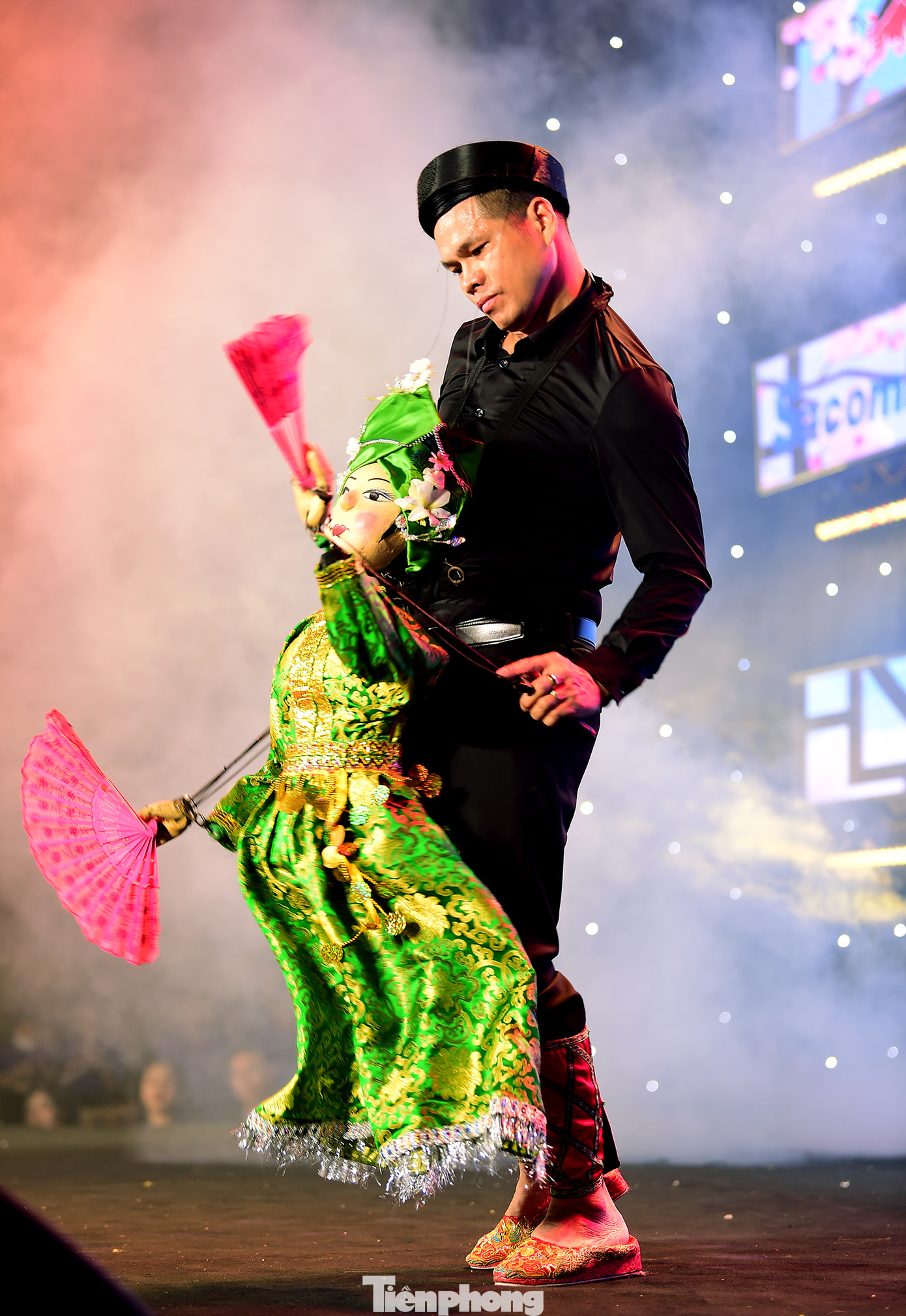 NSƯT Quý Quốc cho biết, trước tiết mục “Cô đôi thượng ngàn”, anh đã chuyển thể trích đoạn “Xã trưởng mẹ Đốp”, “Phù thuỷ sợ ma” trong nghệ thuật Chèo thành múa rối. Đến nay anh đã biểu diễn múa rối thể hiện tiểu phẩm, trích đoạn của nghệ thuật chèo, hầu đồng trên nhiều sân khấu. Riêng múa rối “Cô đôi thượng ngàn” đã vượt sóng đến với quân dân huyện đảo Trường Sa và lần này đến với khán giả là thanh niên công nhân làm việc tại các khu công nghiệp, khu chế xuất. Ảnh: Xuân Tùng