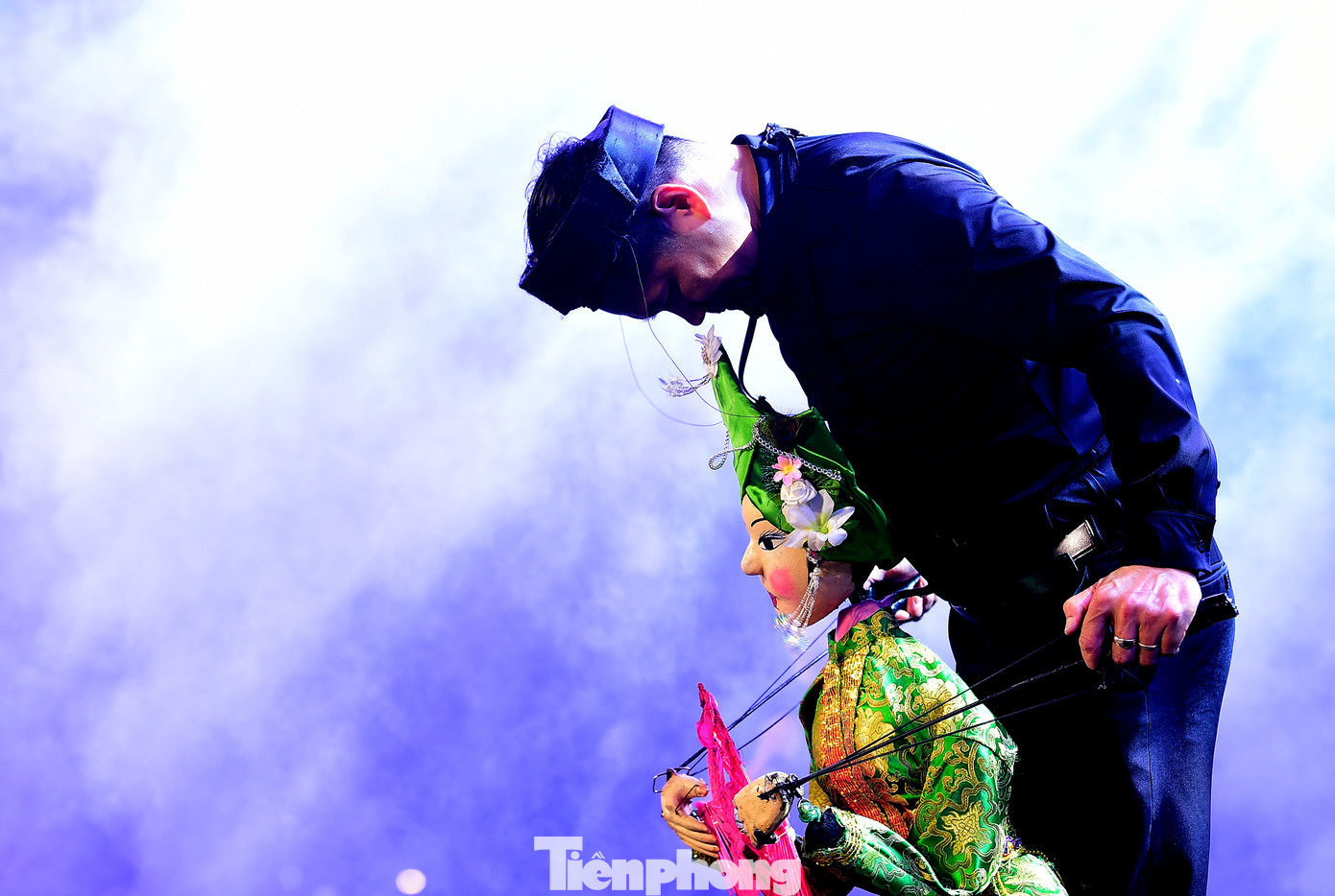 “Mỗi lần biểu diễn trên sân khấu là một lần có cảm xúc riêng, nhưng đều có chung niềm mong muốn được giới thiệu nét văn hoá, nghệ thuật truyền thống của dân tộc. Tôi mong các bạn trẻ hiện nay bên cạnh tiếp thu văn hoá hiện đại sẽ không ngừng hướng tới những giá trị, nét đẹp nghệ thuật truyền thống – kho báu của dân tộc để hiểu, trân trọng giữ gìn và phát huy”, NSƯT Trần Quý Quốc bày tỏ. Ảnh: Xuân Tùng