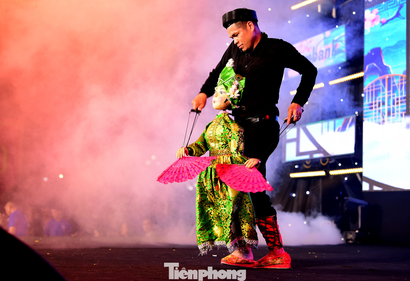 Chia sẻ với Tiền Phong, NSƯT Trần Quý Quốc – Nhà hát Múa rối Thăng Long cho biết, ý tưởng dàn dựng, biểu diễn múa rối “Cô đôi thượng ngàn” xuất phát từ những lần xem biểu diễn hầu đồng và thấy giai điệu, lời văn, vũ đạo rất cuốn hút. Đặc biệt, khi UNESCO công nhận Nghi lễ hầu đồng – nghệ thuật truyền thống văn hoá của Việt Nam, là Di sản văn hoá phi vật thể đại diện của nhân loại, càng trở thành động lực để tôi tìm tòi, nghiên cứu chuyển thể, dàn dựng thành múa rối. "Múa rối có nhiều thể loại, riêng rối cạn thì có rối que, rối dây, rối điều khiển ngang… và mỗi loại lại đặc điểm, cách thể hiện khác nhau. Sau thời gian tìm tòi, anh đã quyết định sử dụng thể loại múa rối điều khiển ngang để dàn dựng tiết mục Cô đôi thượng ngàn”, anh Quốc nói. Ảnh: Xuân Tùng