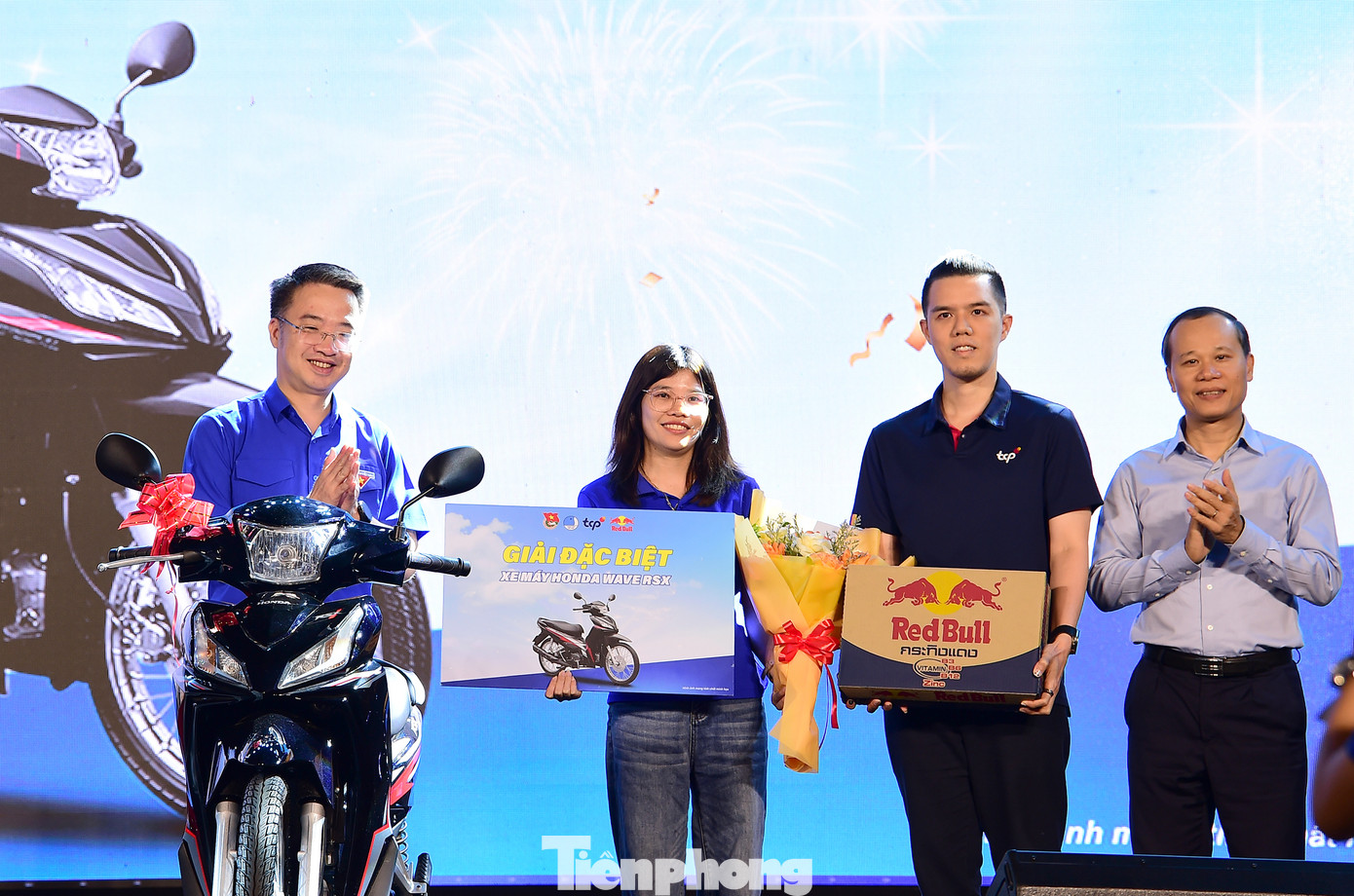 Tại đêm nhạc hội, Ban Tổ chức đã trao giải thưởng cho các đội thi tham gia Cuộc thi Tìm kiếm Tài năng thanh niên công nhân tại Bắc Giang; trao tặng 20 phần quà cho thanh niên công nhân có hoàn cảnh khó khăn, mỗi suất gồm 1 triệu đồng và quà. Bên cạnh đó, hoạt động bốc thăm may mắn trúng thưởng dành cho thanh niên công nhân cũng liên tục được tổ chức xuyên suốt đêm nhạc với 2 giải đặc biệt (xe máy trị giá 25 triệu đồng mỗi giải) và nhiều phần quà giá trị khác. Ảnh: Xuân Tùng