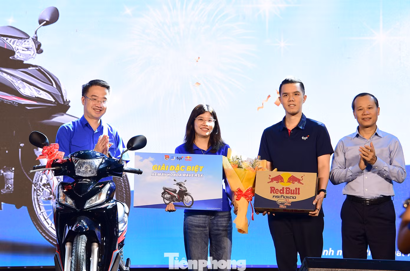 Tại đêm nhạc hội, Ban Tổ chức đã trao giải thưởng cho các đội thi tham gia Cuộc thi Tìm kiếm Tài năng thanh niên công nhân tại Bắc Giang; trao tặng 20 phần quà cho thanh niên công nhân có hoàn cảnh khó khăn, mỗi suất gồm 1 triệu đồng và quà. Bên cạnh đó, hoạt động bốc thăm may mắn trúng thưởng dành cho thanh niên công nhân cũng liên tục được tổ chức xuyên suốt đêm nhạc với 2 giải đặc biệt (xe máy trị giá 25 triệu đồng mỗi giải) và nhiều phần quà giá trị khác. Ảnh: Xuân Tùng